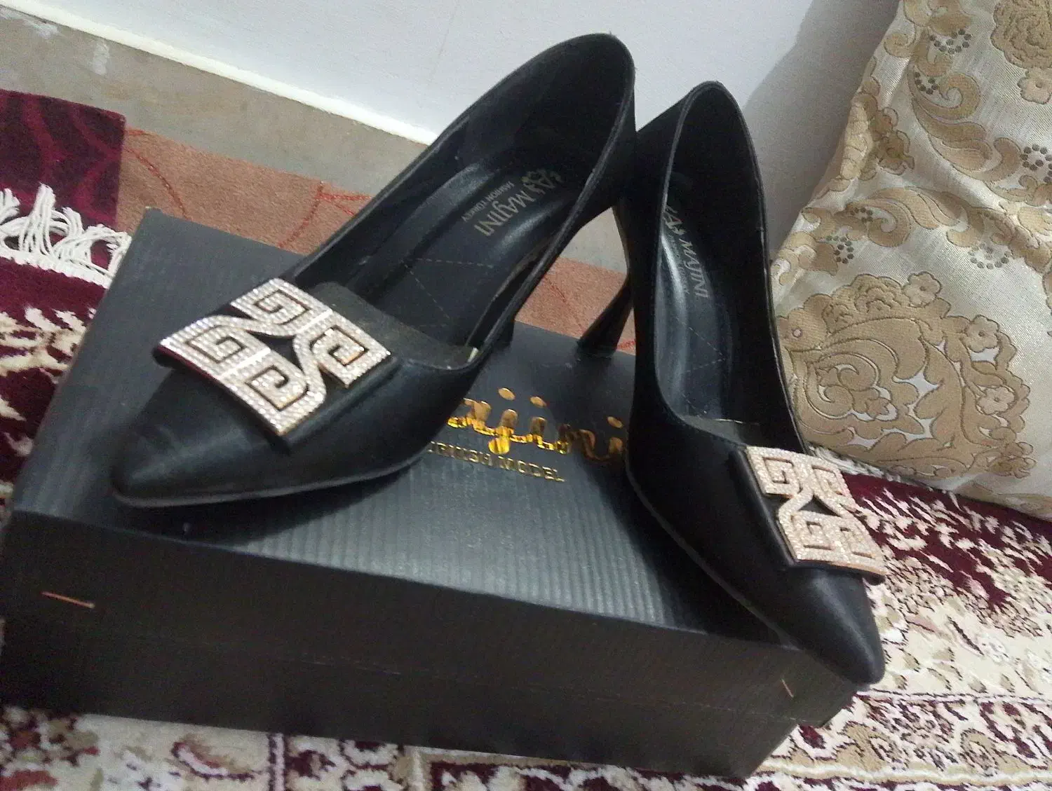 کفش مجلسی|کیف، کفش، کمربند|پیشوا, |دیوار