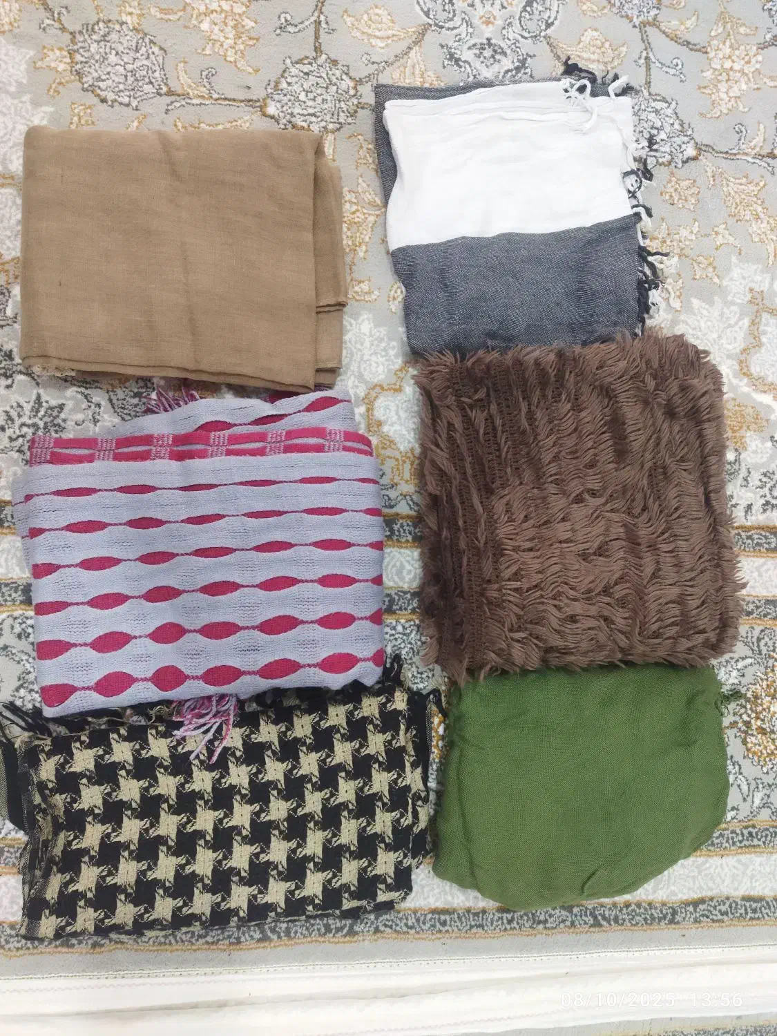 تعدادی لباس|لباس|مهاباد (آذربایجان غربی), |دیوار