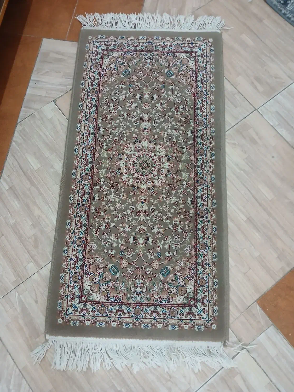 فرش بیضی با یک عدد پا دری|فرش|قیامدشت - خاورشهر, |دیوار