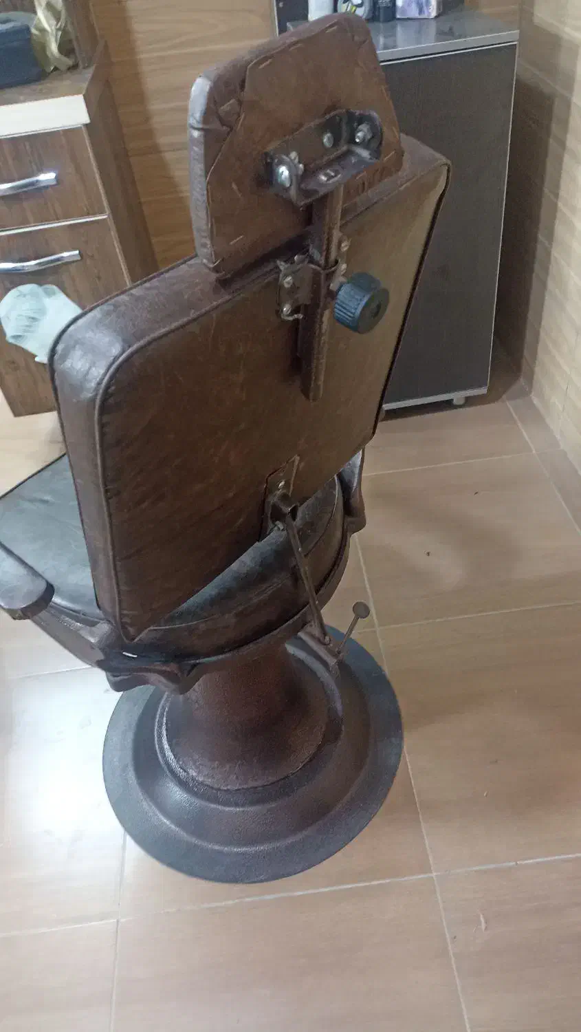 صندلی آرایشگاه اصلاح درحدنو پایه چدنی|آرایشگاه و سالنهای زیبایی|سنندج, |دیوار