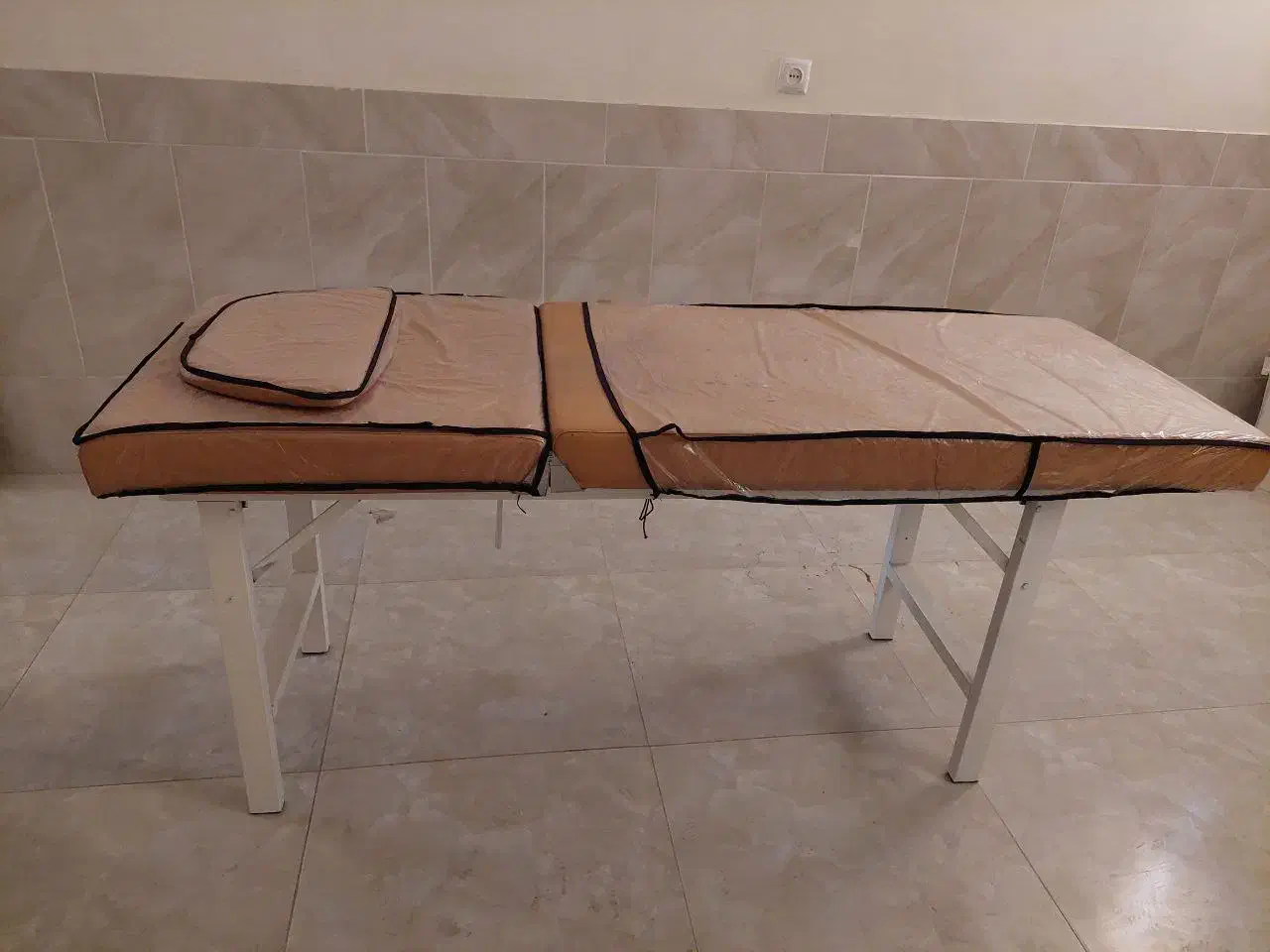 فروش 4 صندلی و 1 تخت آرایشگاهی در حد نو  سیرجان|آرایشگاه و سالن‌های زیبایی|سیرجان, |دیوار