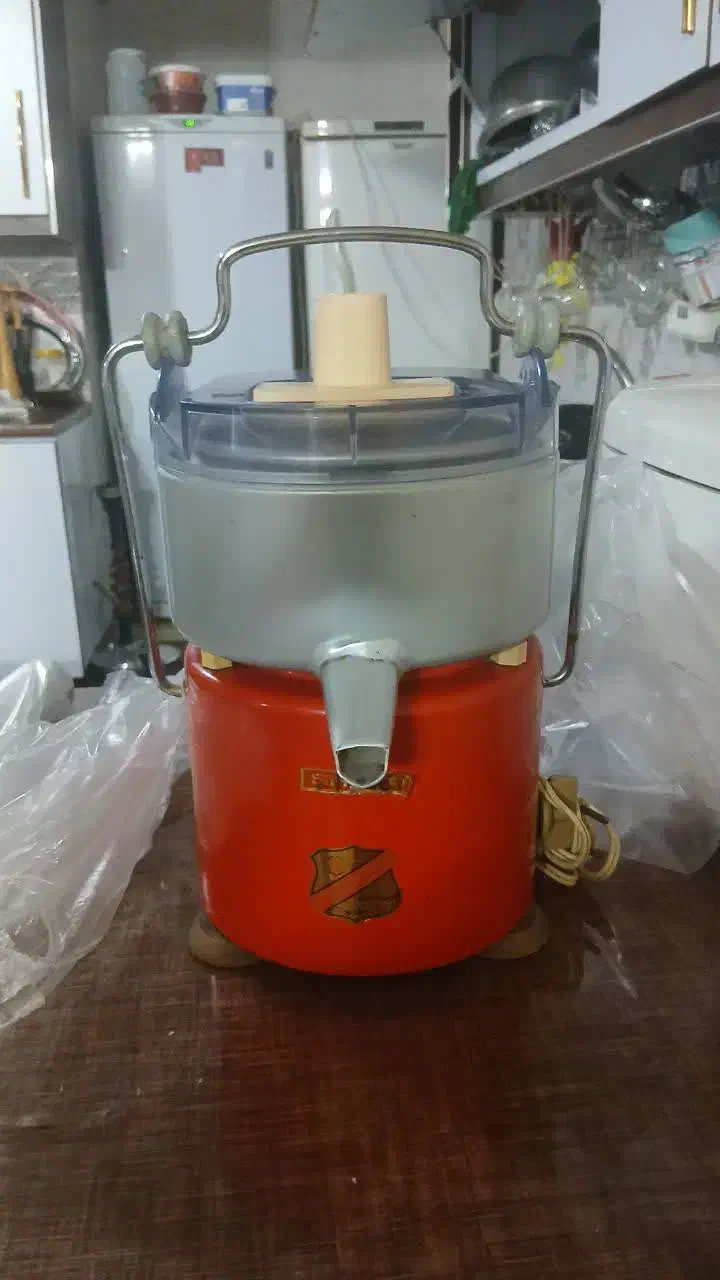 آبمیوه گیری قدیمی کارکرده سالم|آبمیوهگیر و آبمرکباتگیر|دورود, |دیوار