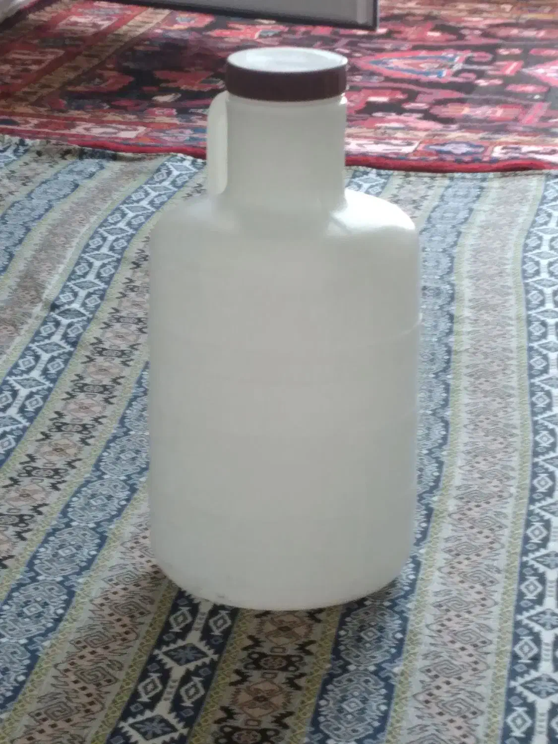 دبه|ظروف نگهدارنده، پلاستیکی، یک‌بارمصرف|بومهن, |دیوار