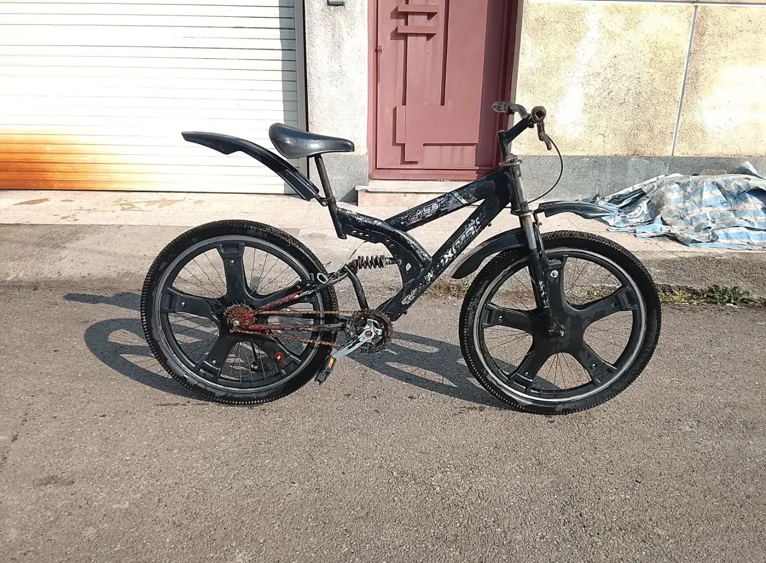 دوچرخه|دوچرخه، اسکیت، اسکوتر|شفت, |دیوار