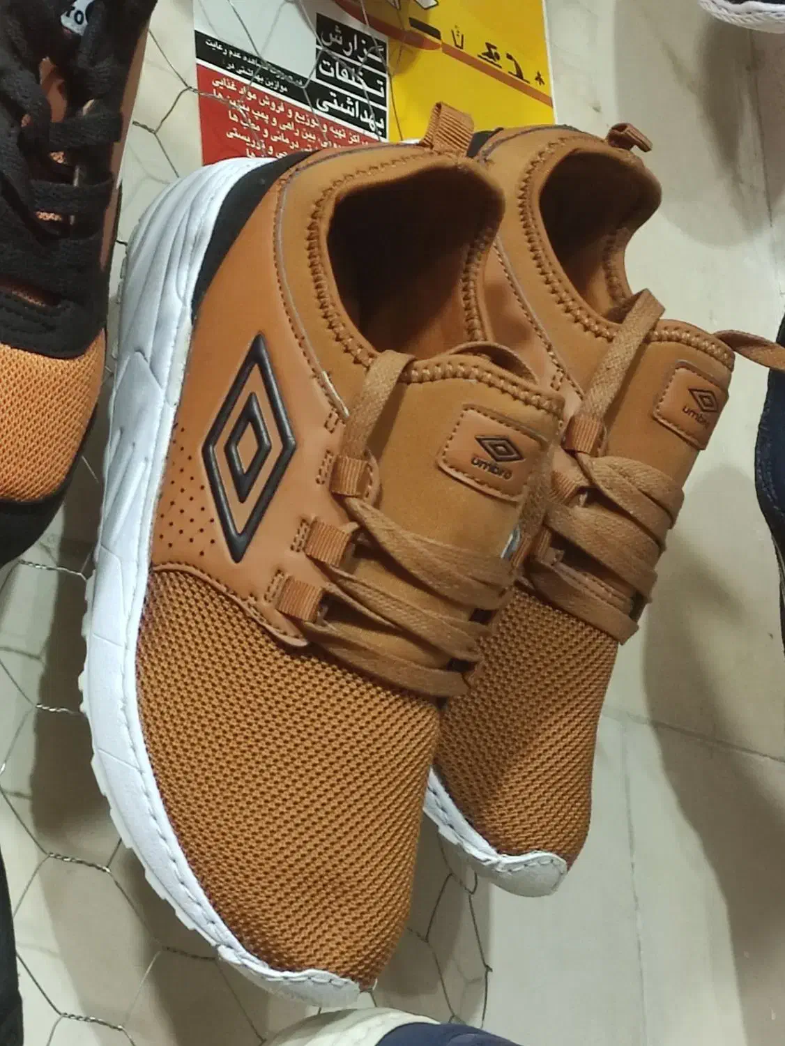 400 عدد کفش umbro|کیف، کفش، کمربند|مریوان, |دیوار