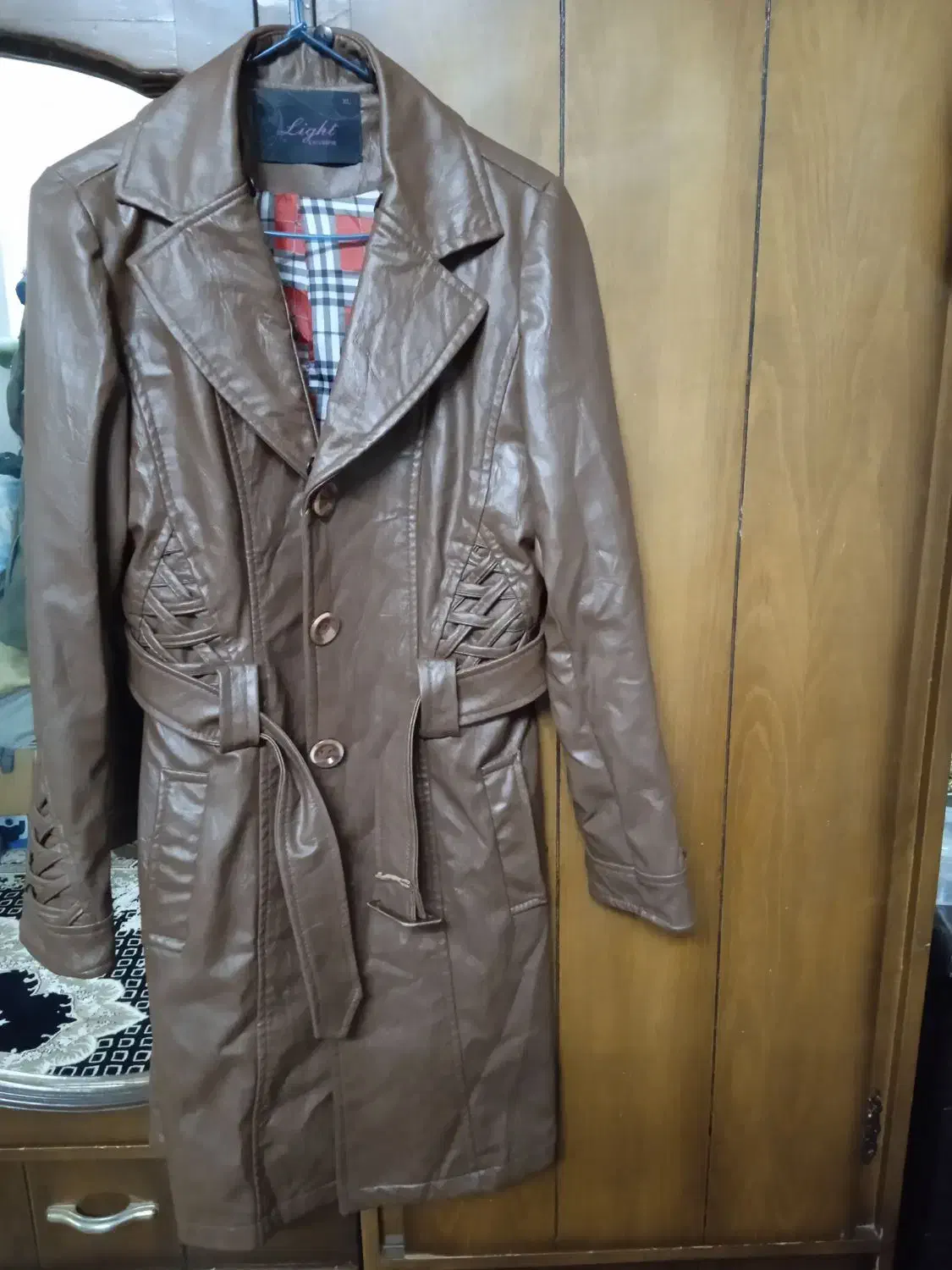 پالتو چرم|لباس|اراک, |دیوار