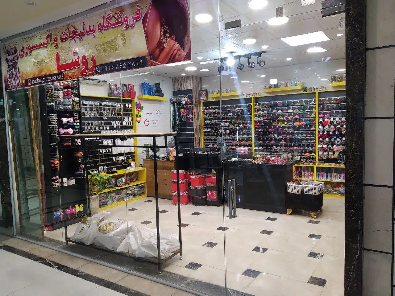 کلیه اجناس و دکور مغازه اکسسوری واگذار می شود|زیورآلات و اکسسوری|دلیجان, |دیوار