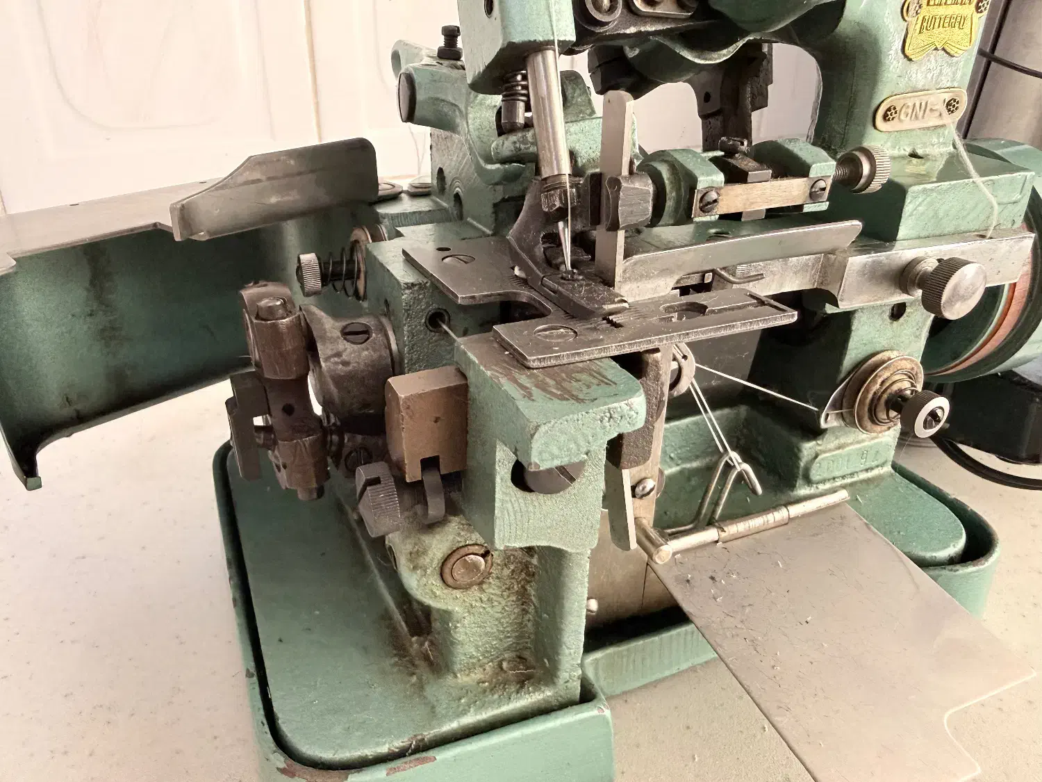 چرخ سر دوز پروانه تمیز|چرخ خیاطی و ریسندگی|شاهین‌شهر, خانه کارگر|دیوار