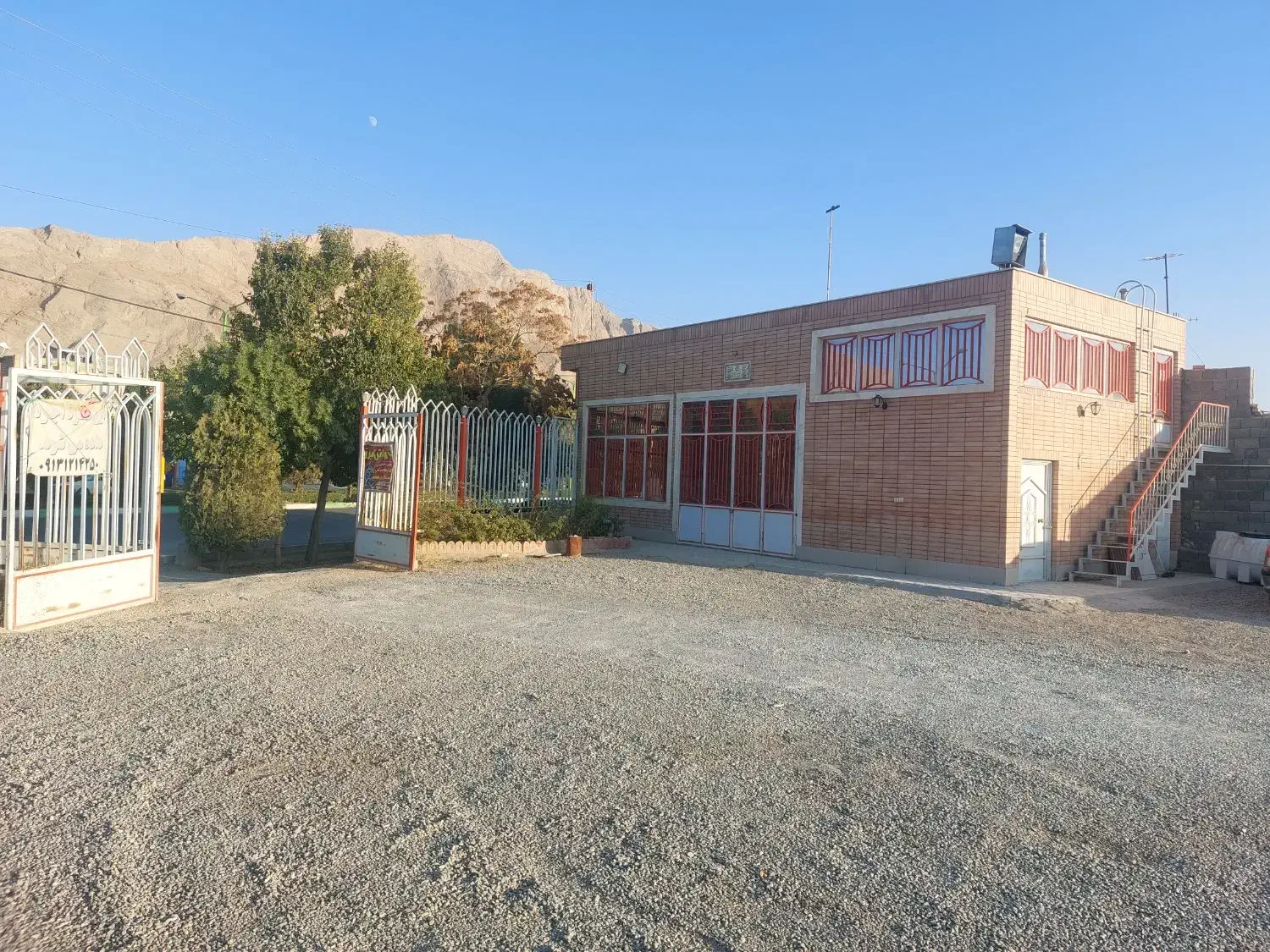 گاراژ تجاری به همراه دفتر آماده یه اجاره|اجارهٔ مغازه و غرفه|شهرضا, |دیوار