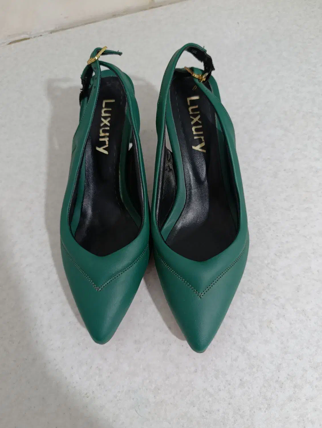 کفش مجلسی|کیف، کفش، کمربند|نطنز, |دیوار