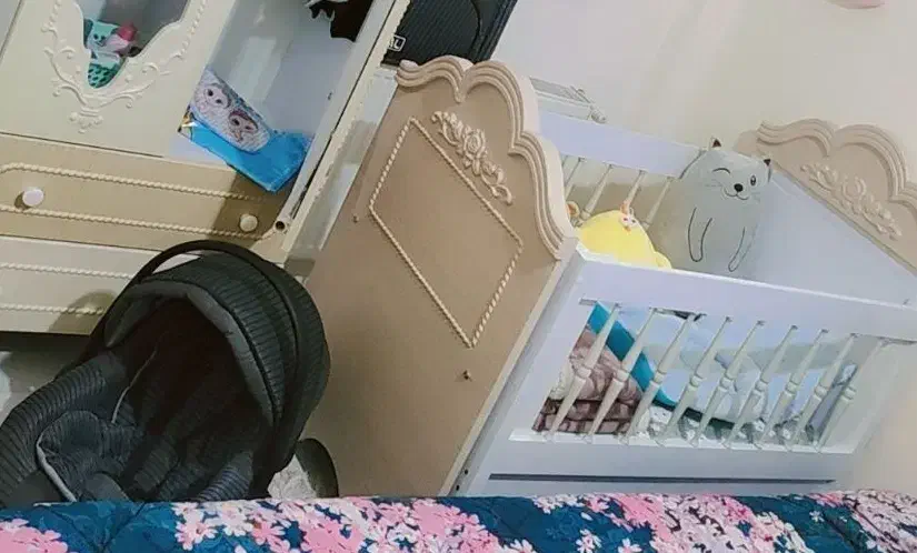 تخت گهواره درحد نو با تشک تختش|تخت و صندلی بچه|رضویه, |دیوار