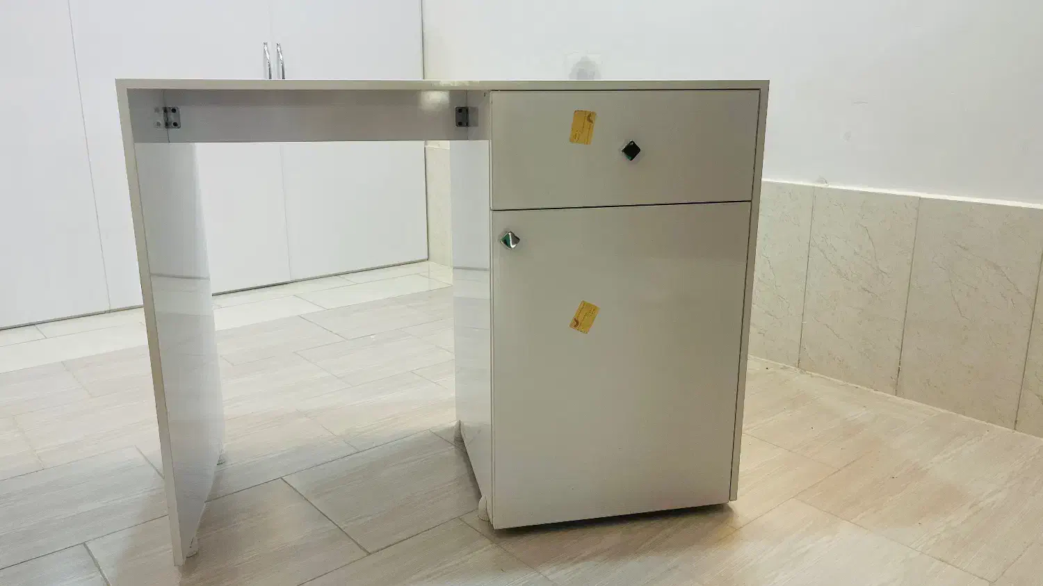 میز|میز تحریر و کامپیوتر|صدرا-فارس, فاز ۱|دیوار