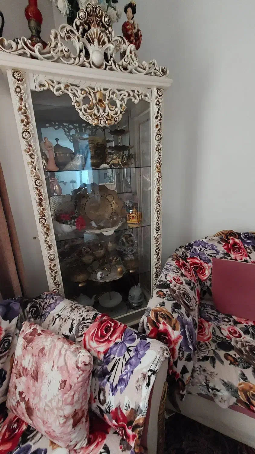 ویترین سفیدنو.تمیز.بزرگ|بوفه، ویترین، کنسول|صومعهسرا, |دیوار