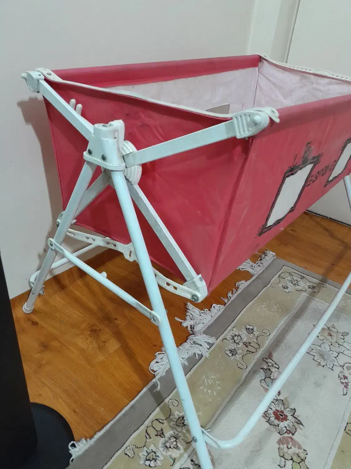 تخت|تخت و صندلی بچه|ری, شهادت|دیوار