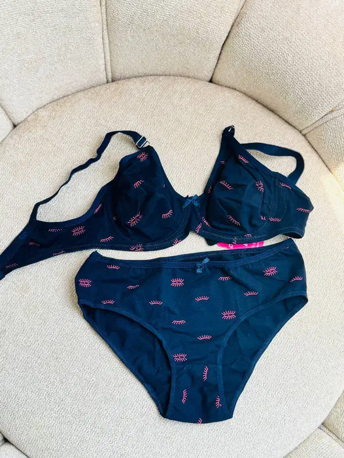 لباس زیر زنانه|لباس|ساری, |دیوار