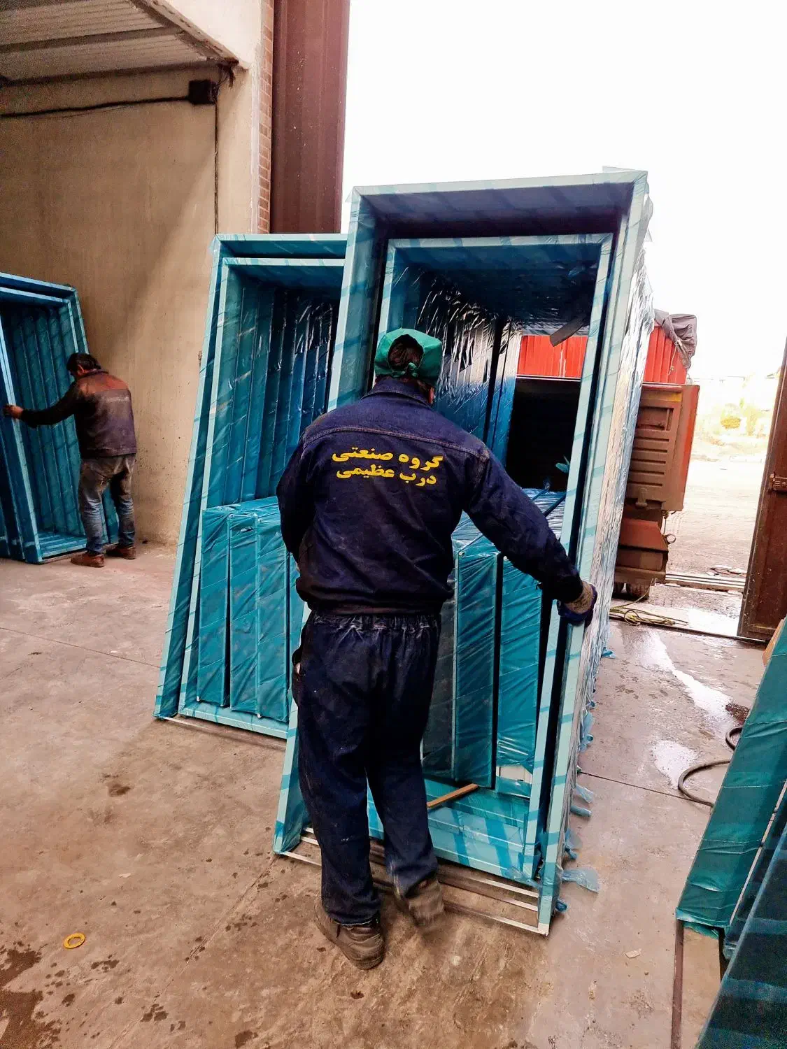 چهارچوب فلزی با رنگ کوره ای رو فقط از عظیم درب بخر|عمده‌فروشی|زنجان, |دیوار