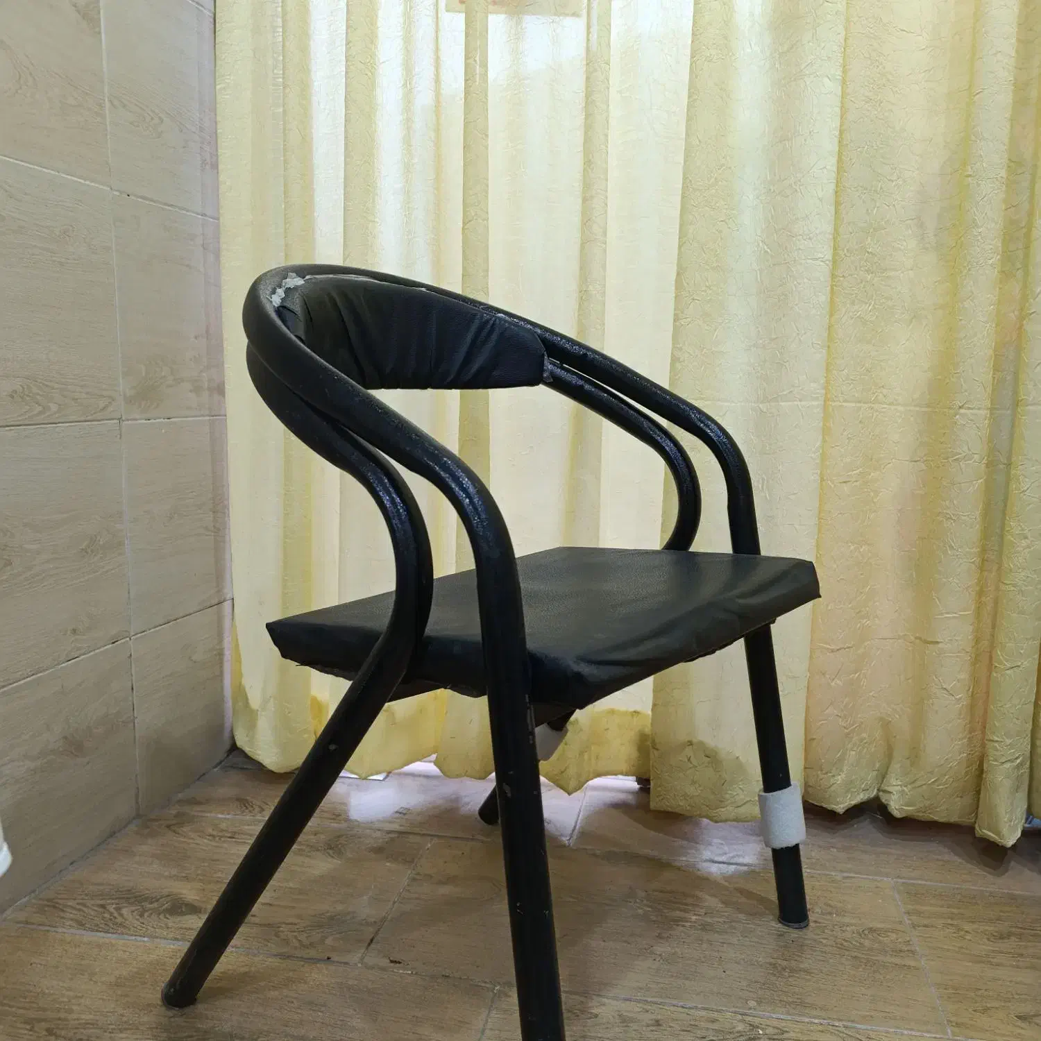 صندلی|صندلی و نیمکت|رشت, کوی حسینی|دیوار