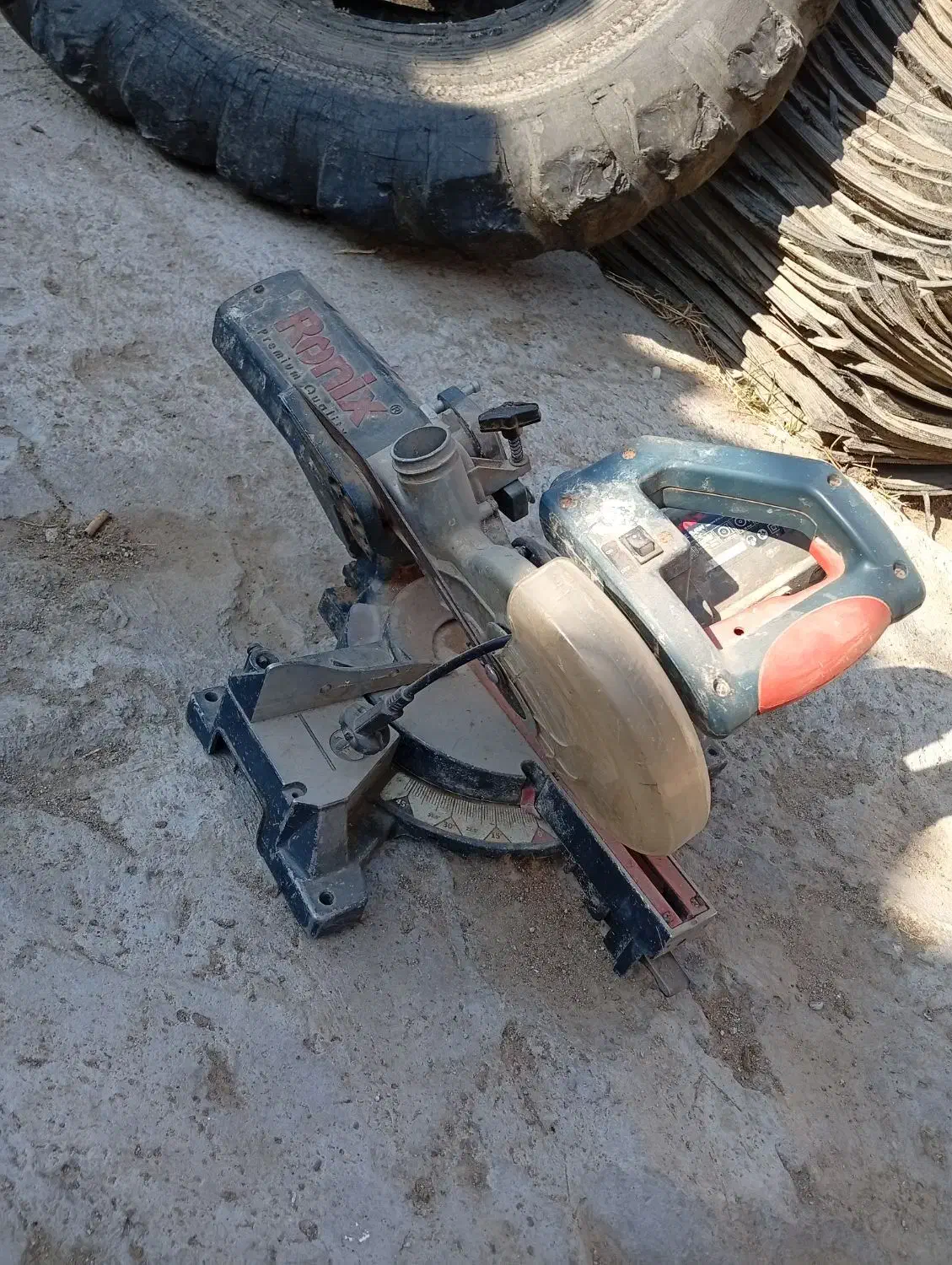 فارسی بر رونیکس|ابزارآلات|باسمنج, |دیوار