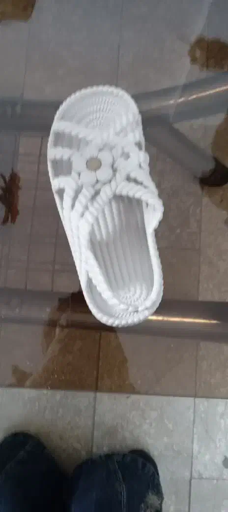 تعدادی دمپایی پلاستیکی و پیو|کیف، کفش، کمربند|شهرکرد, |دیوار