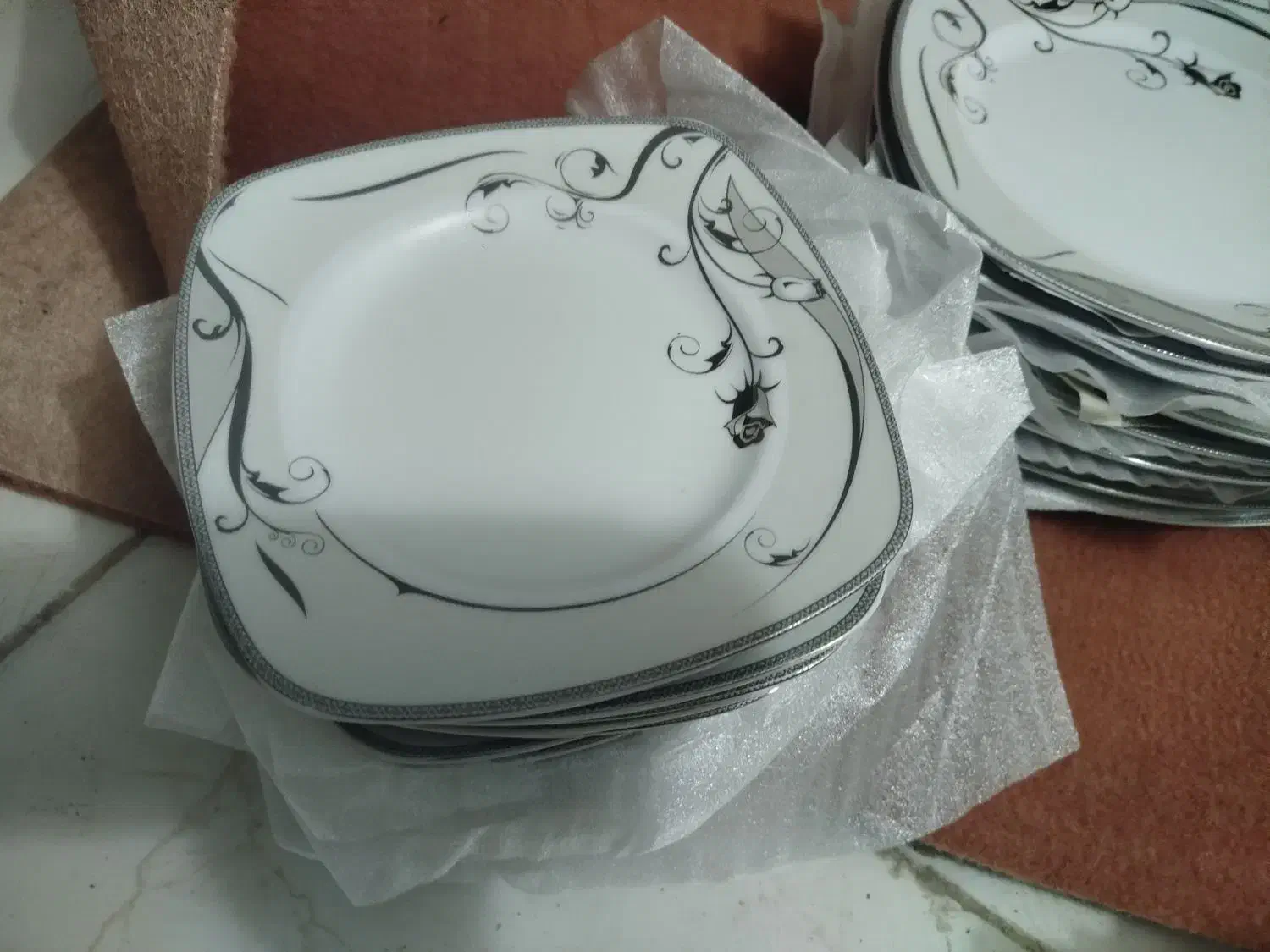 تعدادی ظروف چینی.|ظروف سرو و پذیرایی|یزد, |دیوار