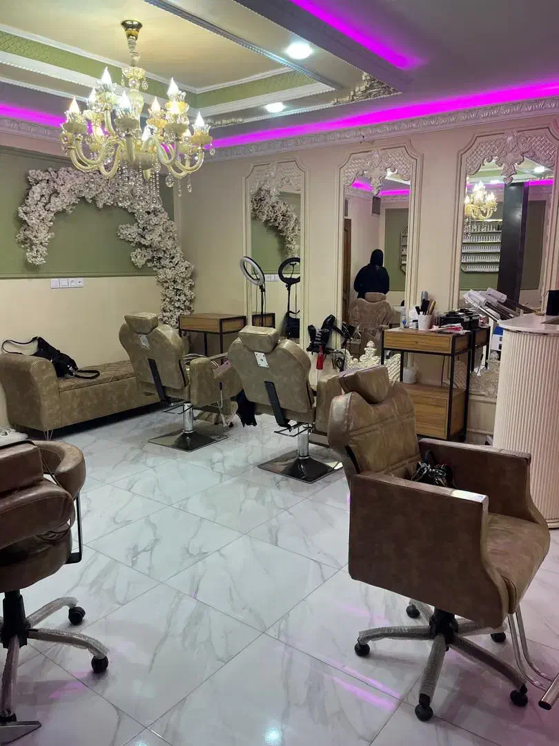 میز ناخن تخت مژه صندلی رنگ و کراتین|استخدام درمانی، زیبایی، بهداشتی|تهران, خاک سفید|دیوار