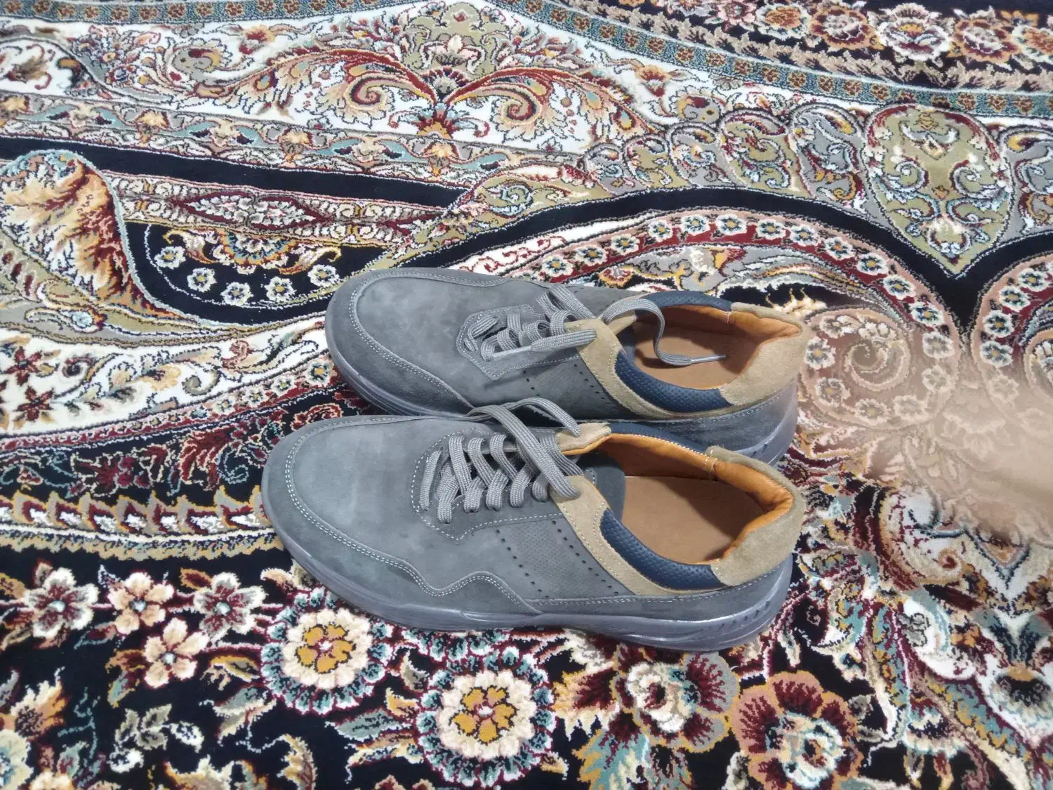 کفشورزشیلباسورزشیگرمکن اورکتدستکشکلاه|لباس|سراوان, |دیوار