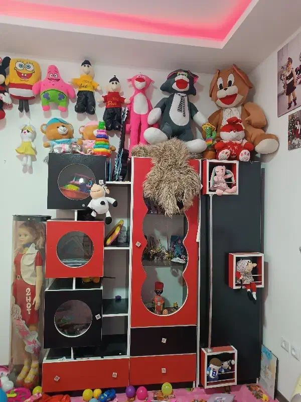 کمد و دو ویترین /تخت /یدونه میز تحریر کودک|تخت و سرویس خواب|شهرکرد, |دیوار