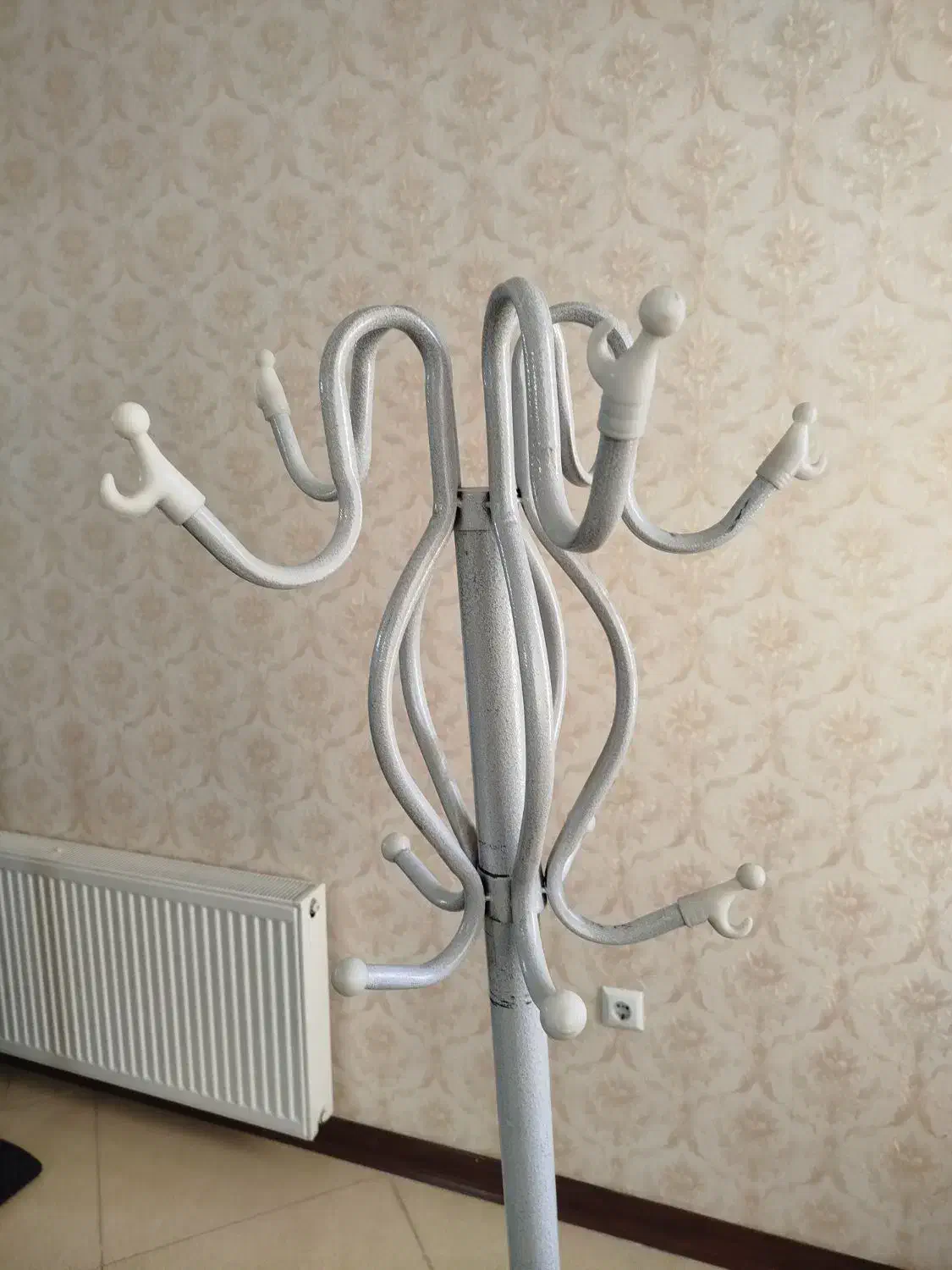 جا لباسی ایستاده|بندرخت و رخت‌آویز|مشهد, سیلو|دیوار