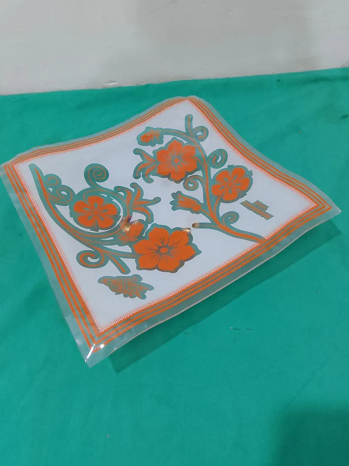 تعدادی ظرف پذیرایی و لیوان|ظروف سرو و پذیرایی|چهارباغ, |دیوار