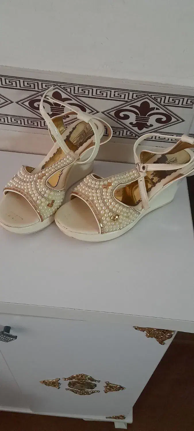 لباس و کفش ست هستن|لباس|اقبالیه, |دیوار