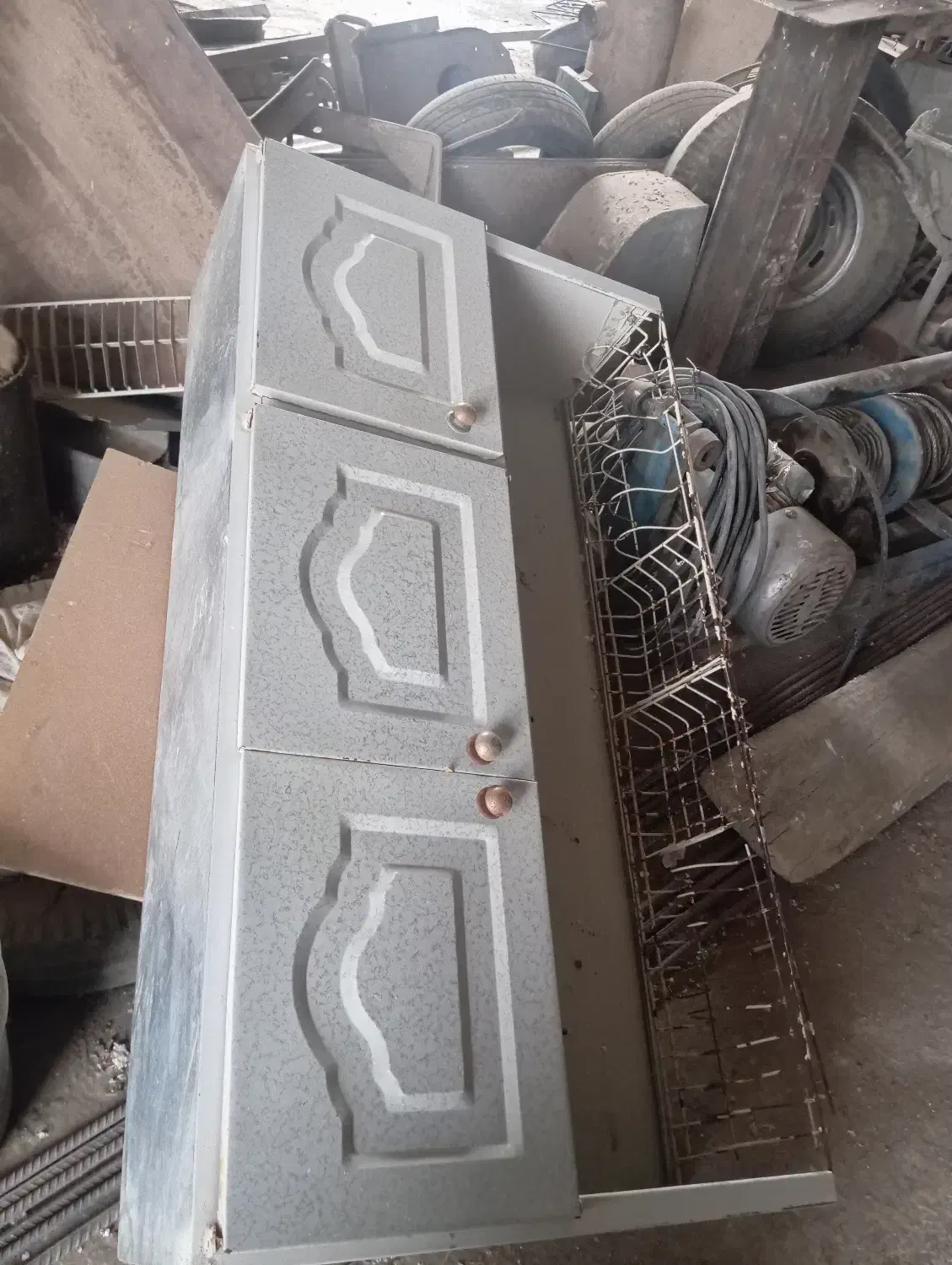 آب چکان سه دره نو|آبچکان و نظمدهنده ظروف|ازنا, |دیوار