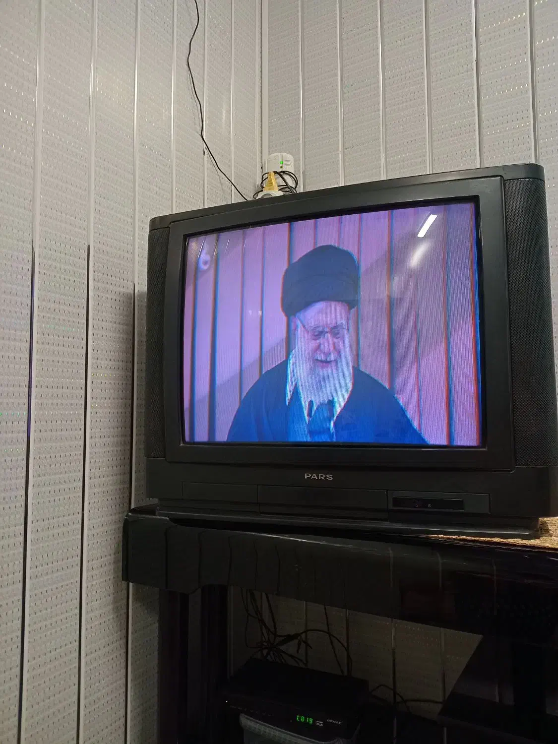 تلویزیون ۲۴ اینچ|تلویزیون و پروژکتور|فومن, |دیوار