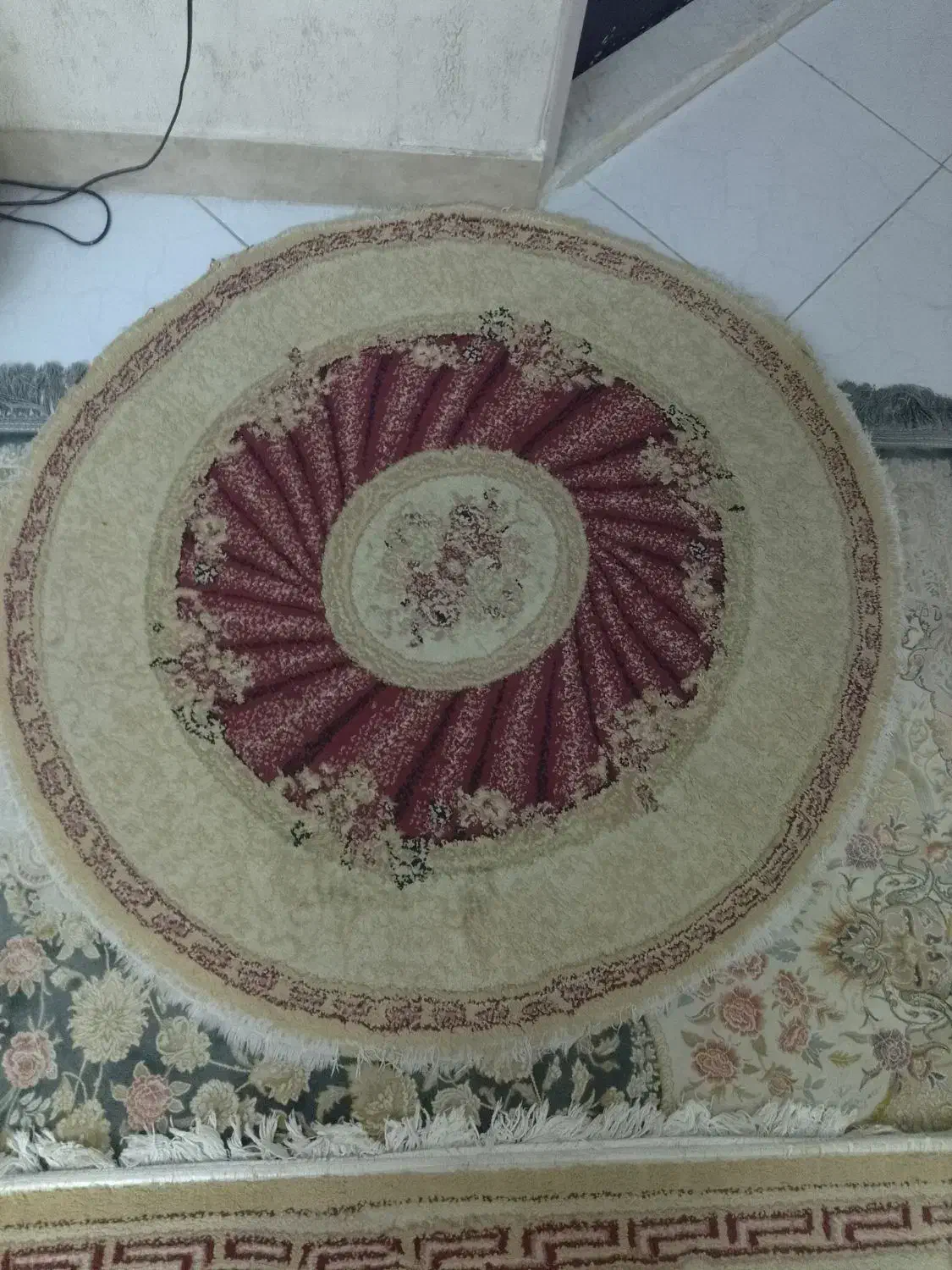 فرش 4متری همراه با قالیچه گرد تمیزو سالم|فرش|تهران, مقدم|دیوار