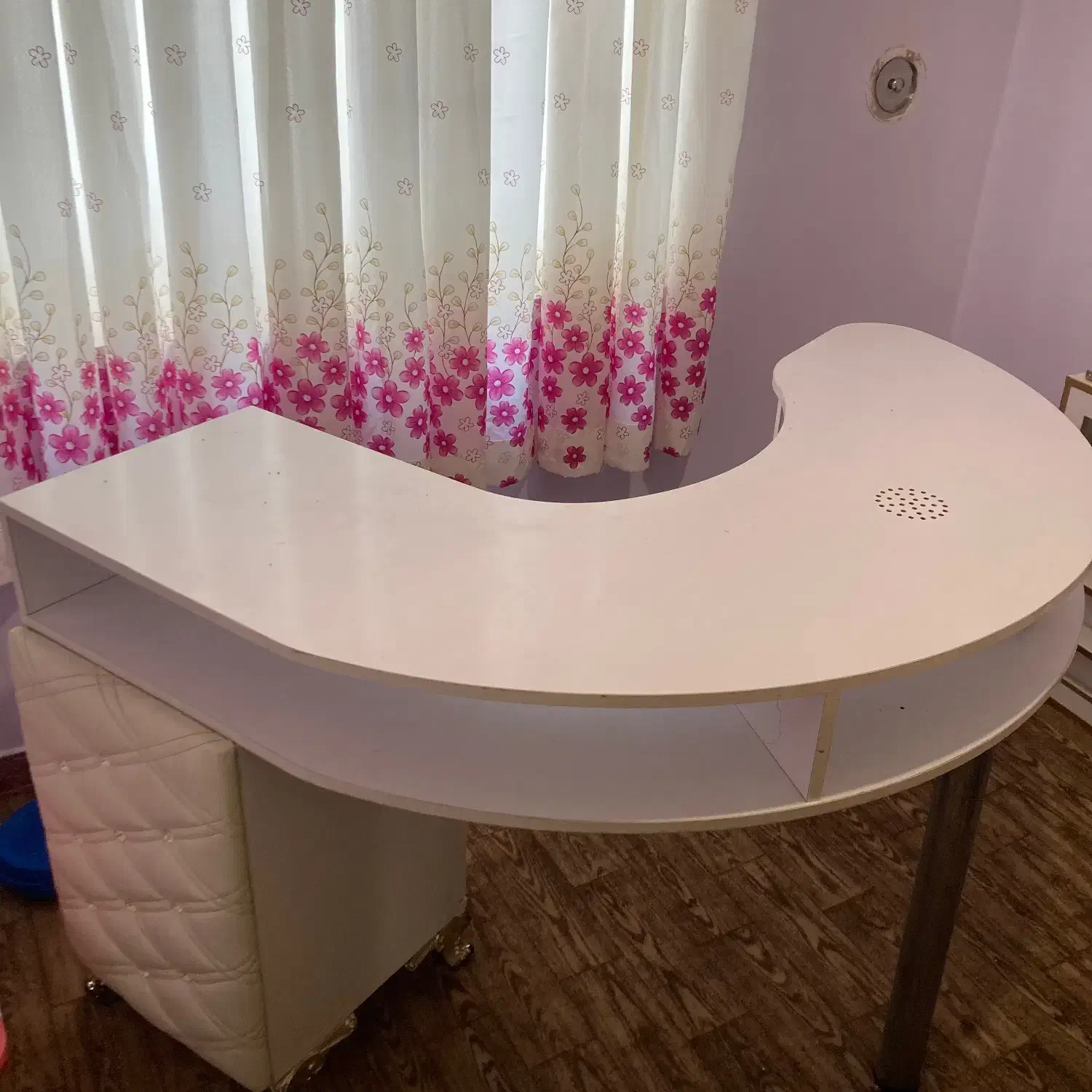 میز ناخن همراه استند|آرایشگاه و سالنهای زیبایی|رشت, صفاری|دیوار