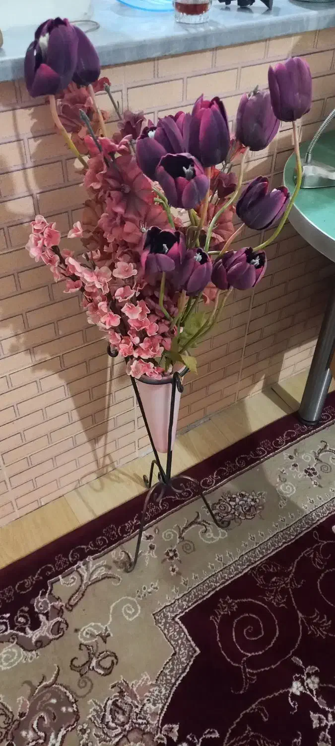 دوعدد گلدان فلزی با گلهای مصنوعی|گل مصنوعی|مراغه, |دیوار