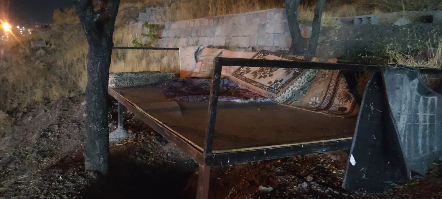 میز سنتی فلزی (آهنی)|میز و صندلی غذاخوری|سقز, |دیوار