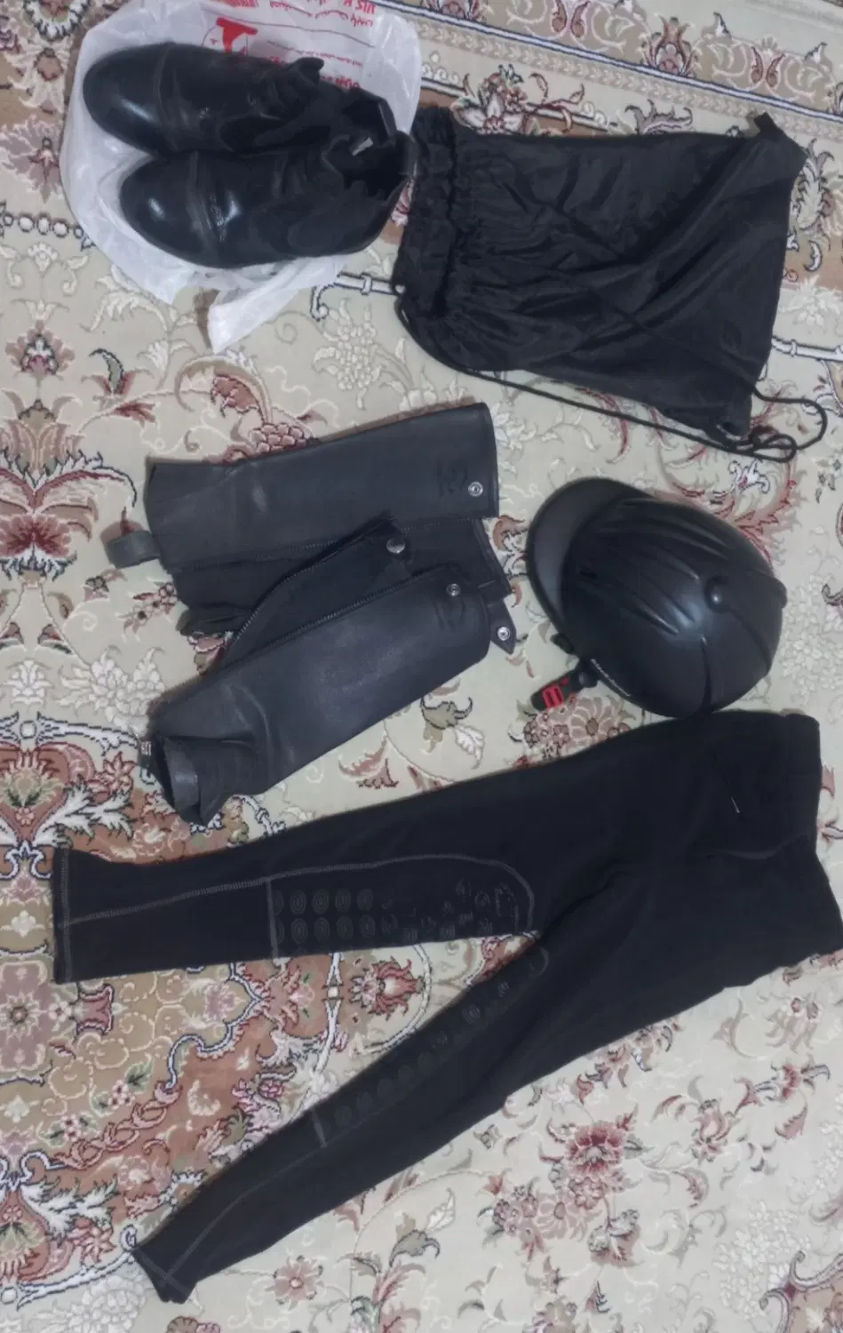 کلاه،چکمه چرم،شلوار،گتر چرم سوارکاری مناسب۶ تا ۱۱|تجهیزات ورزشی|تهران, چوب تراش|دیوار