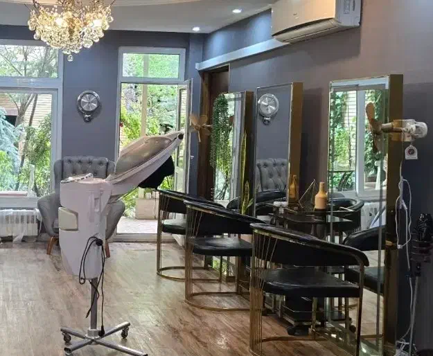 آینه سالنی سه عددو صندلی سه عدد و یک سرشور ،سالم|آرایشگاه و سالنهای زیبایی|مشهد, رضاشهر|دیوار