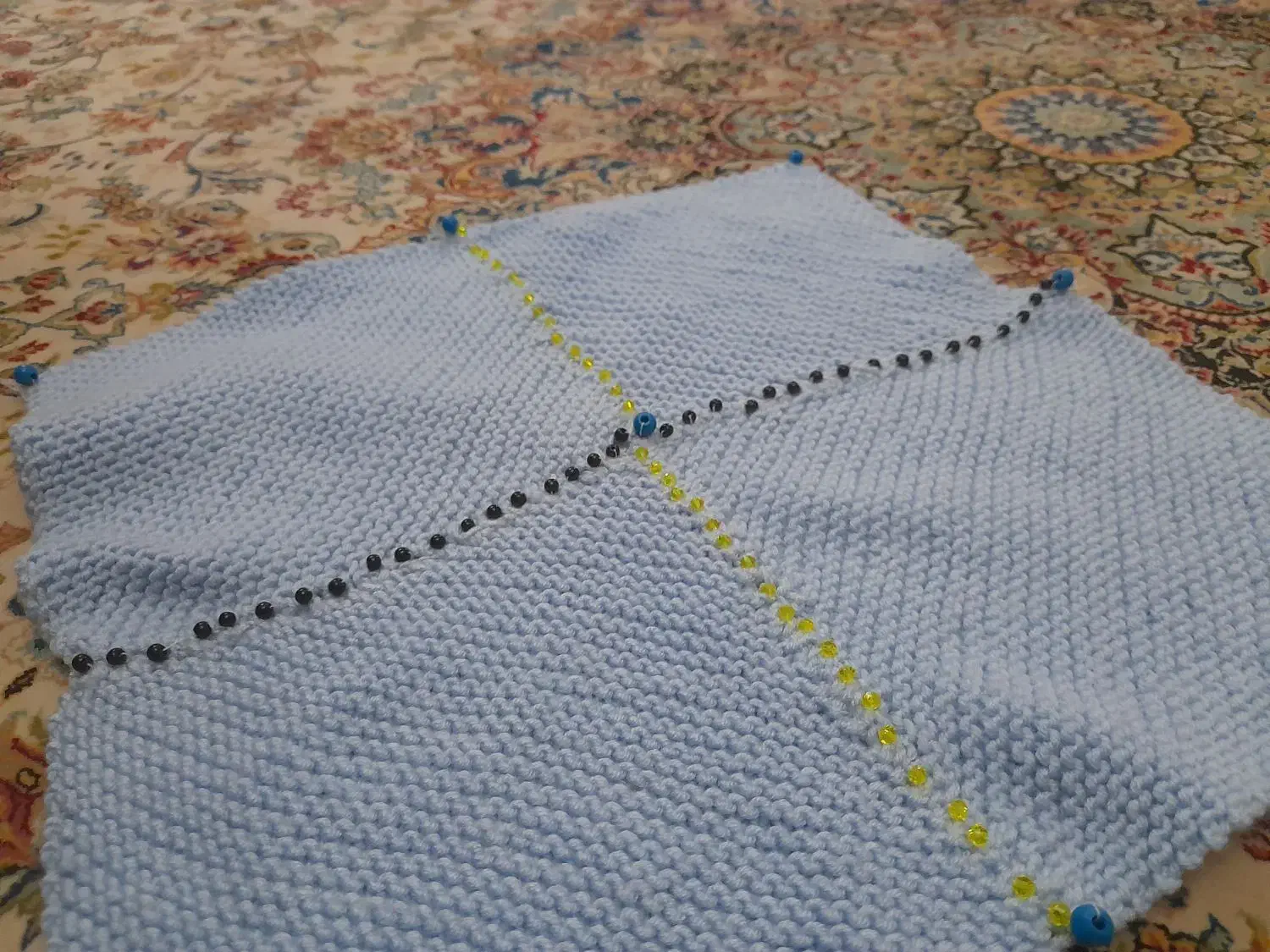 پتوی نوزادی که با دو میل بافته شده|رختخواب، بالش، پتو|بجنورد, |دیوار