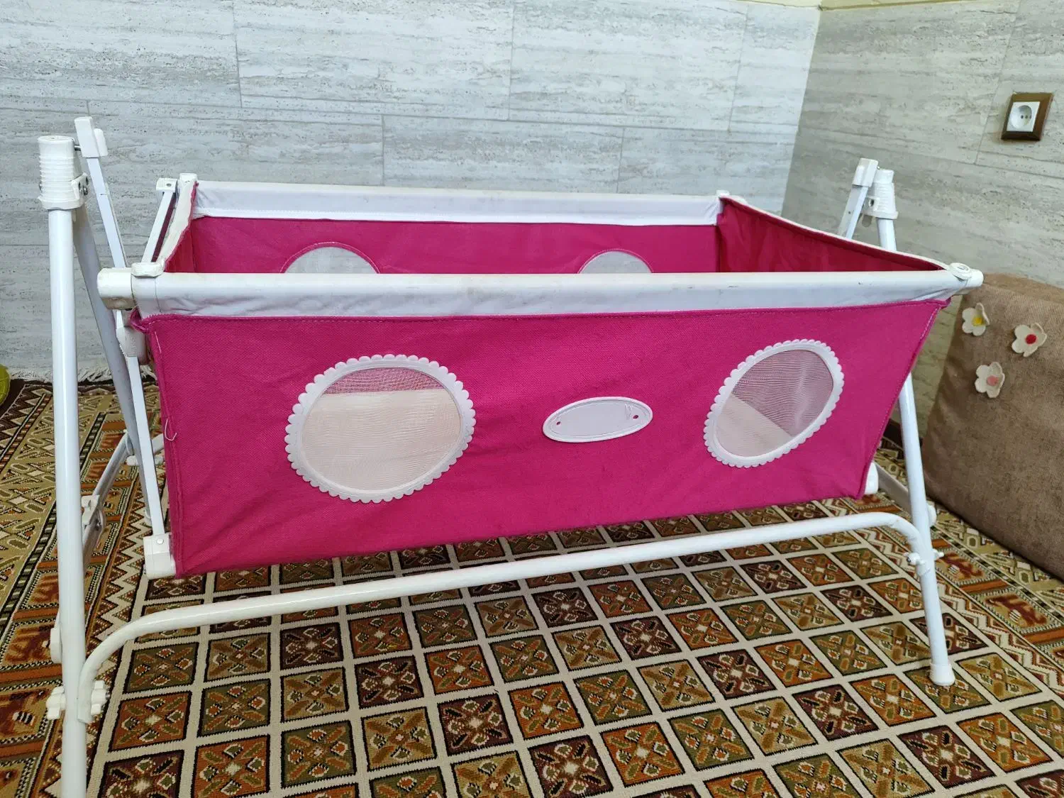 گهواره میلاد|تخت و صندلی بچه|شیراز, کوشک میدان|دیوار