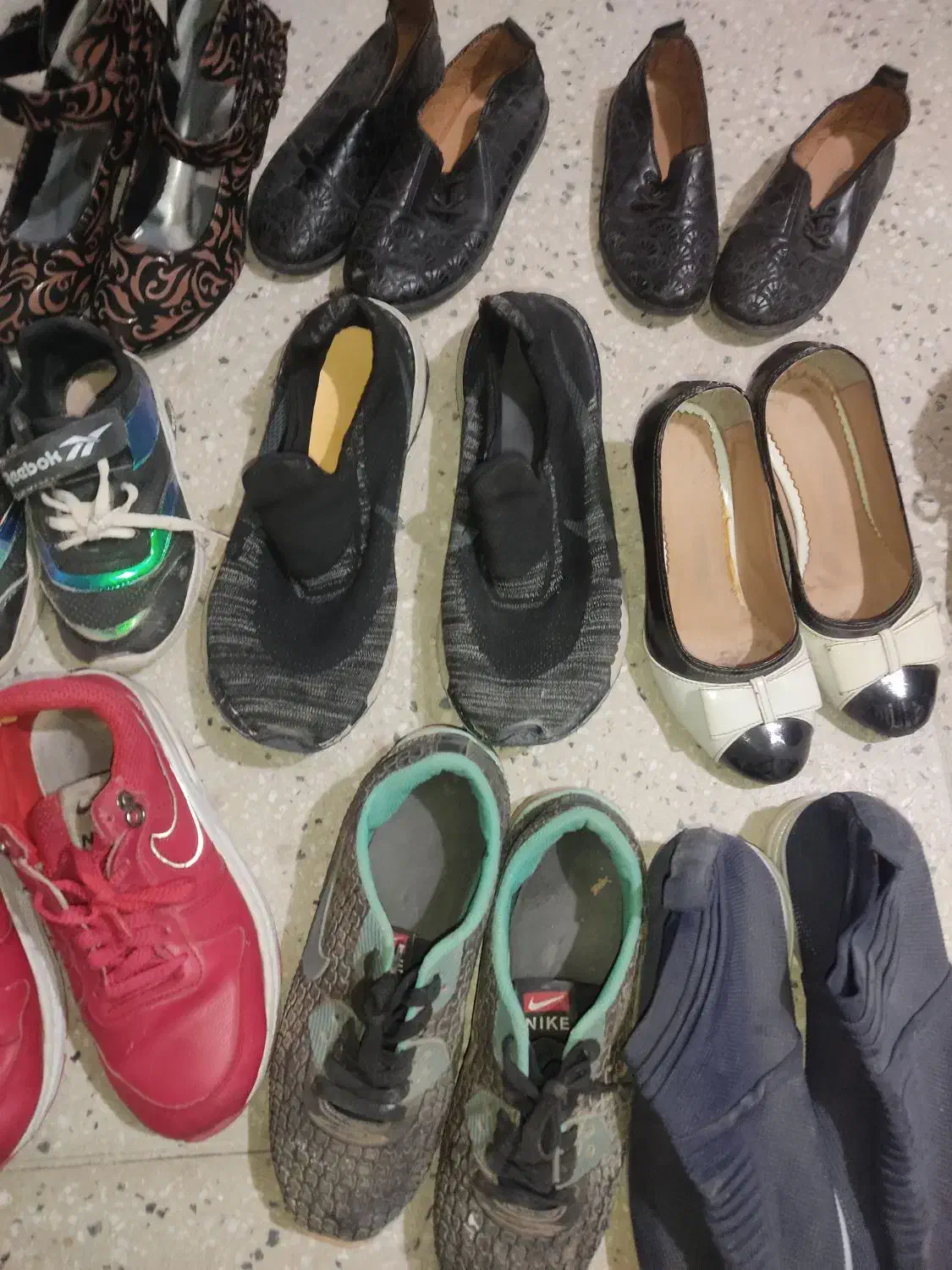 تعدادی کفش زنانه.بچگانه.مردانه|کیف، کفش، کمربند|میمه, |دیوار