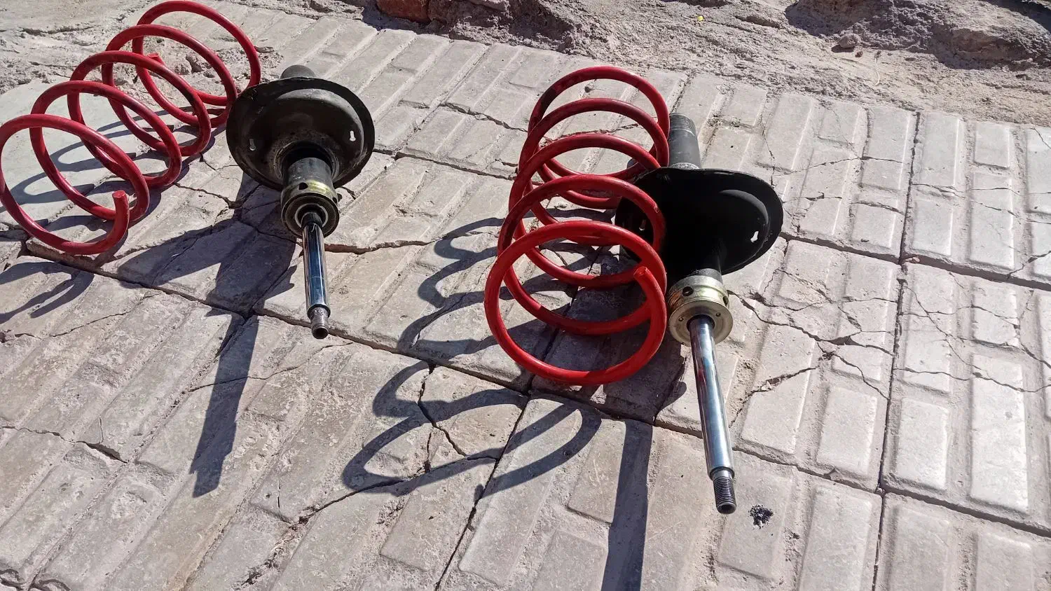 یه جفت فنر ۲۰۶ یه جفت کمک سالم نو|قطعات یدکی و لوازم جانبی|نرماشیر, |دیوار