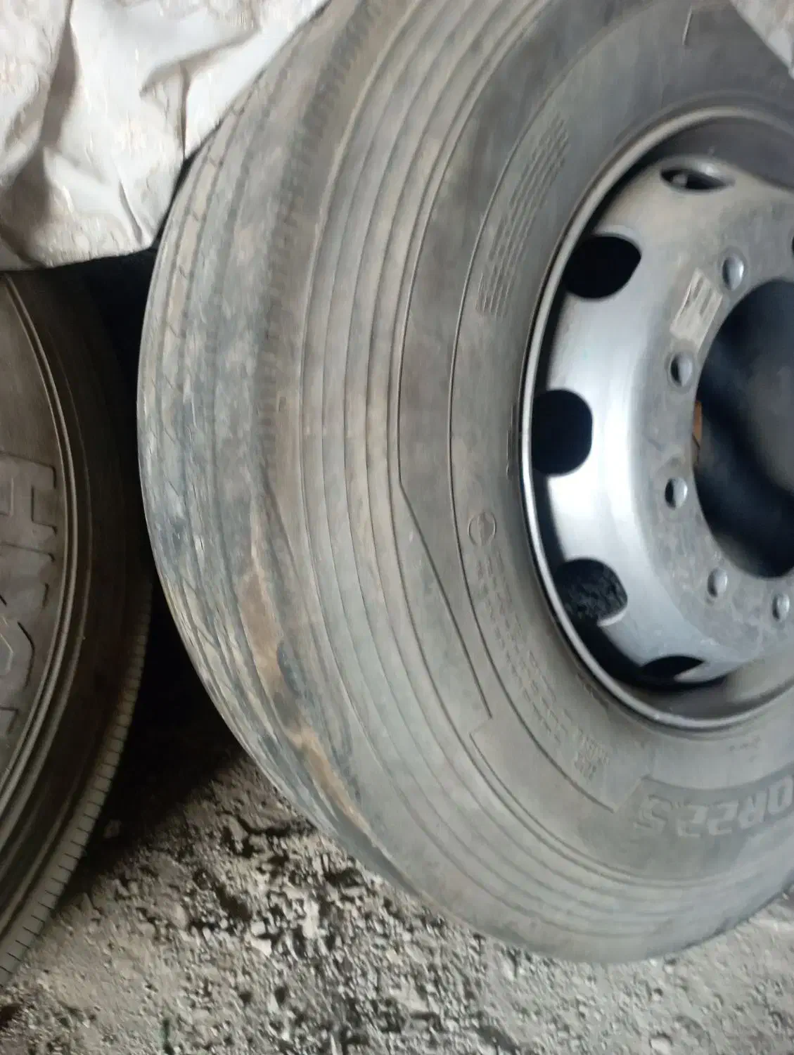 لاستیک تریلی در حد|قطعات یدکی و لوازم جانبی|پیر بکران, |دیوار