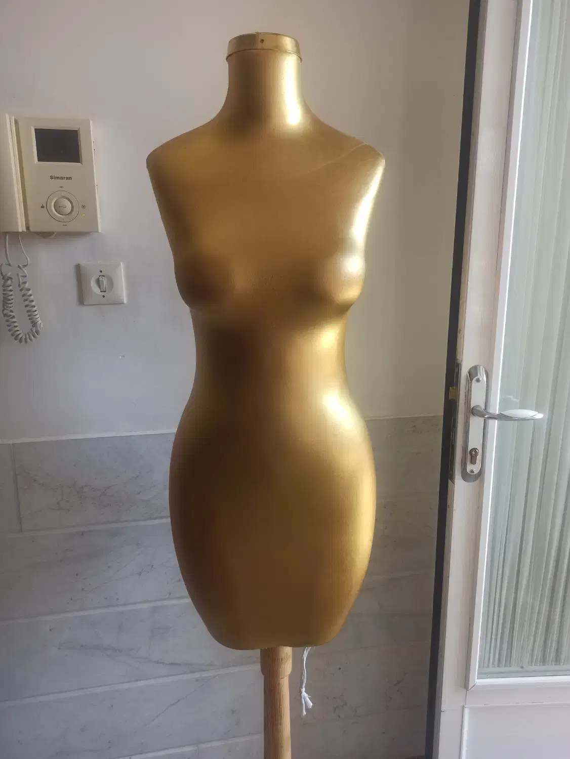 مانکن سوزن خور ولباس|لباس|طبس, |دیوار