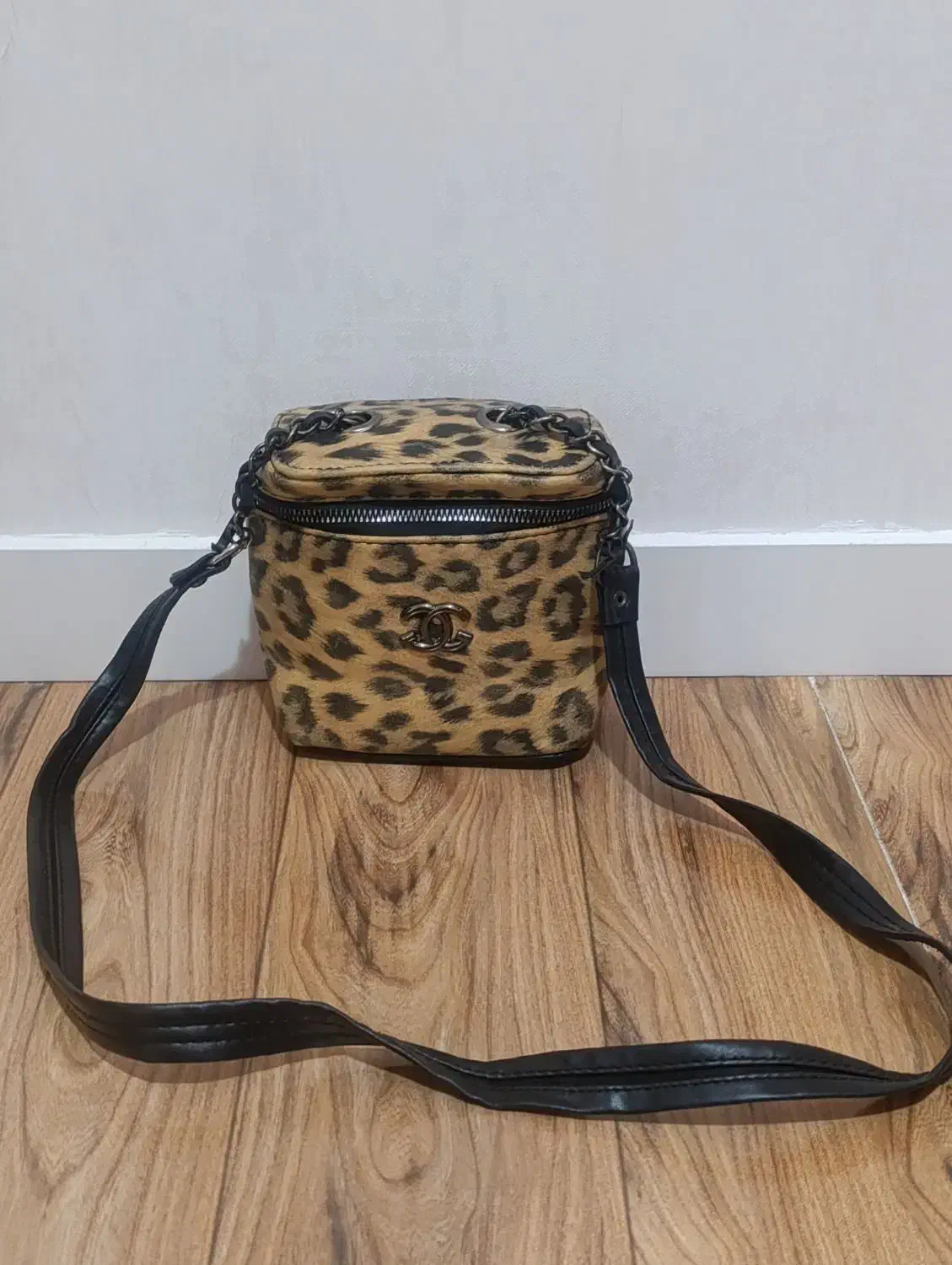 ۴عدد کیف|کیف، کفش، کمربند|میانه, |دیوار