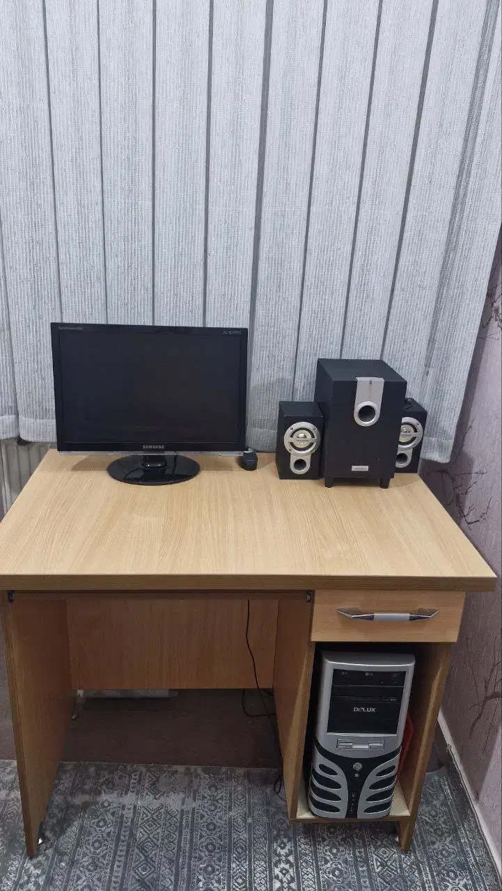میز کامپیوتر به همراه کامپیوتر و اسپیکر|رایانه رومیزی|زنجان, |دیوار