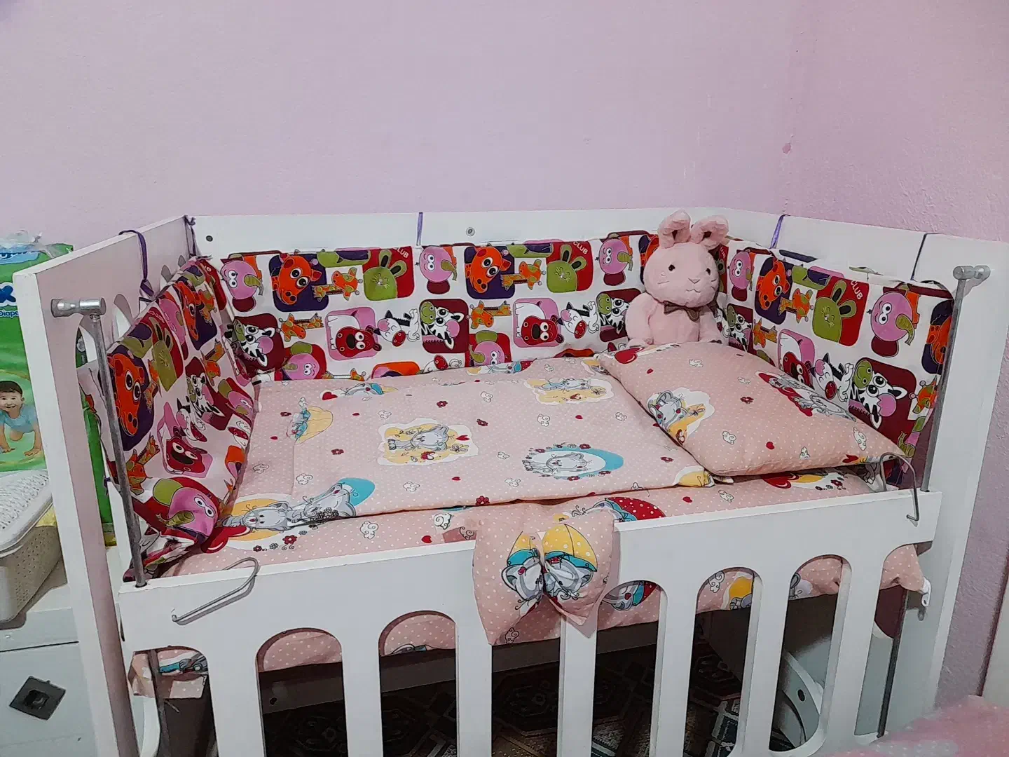تخت نوزاد کنار تخت مادروگهواره|تخت و صندلی بچه|کرمان, |دیوار