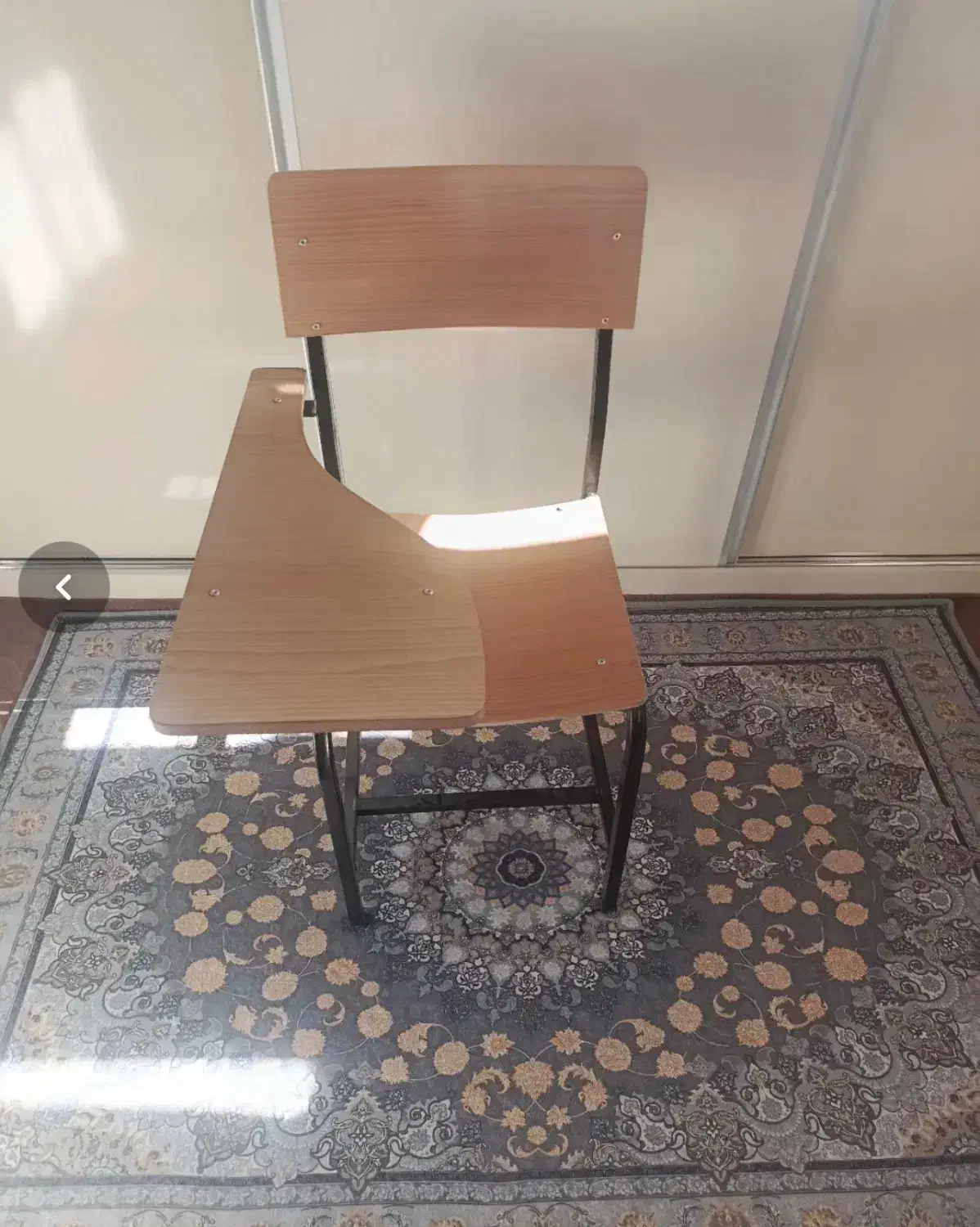 تک صندلی (صندلی مدرسه) و وایت برد|دفتر کار|تبریز, |دیوار