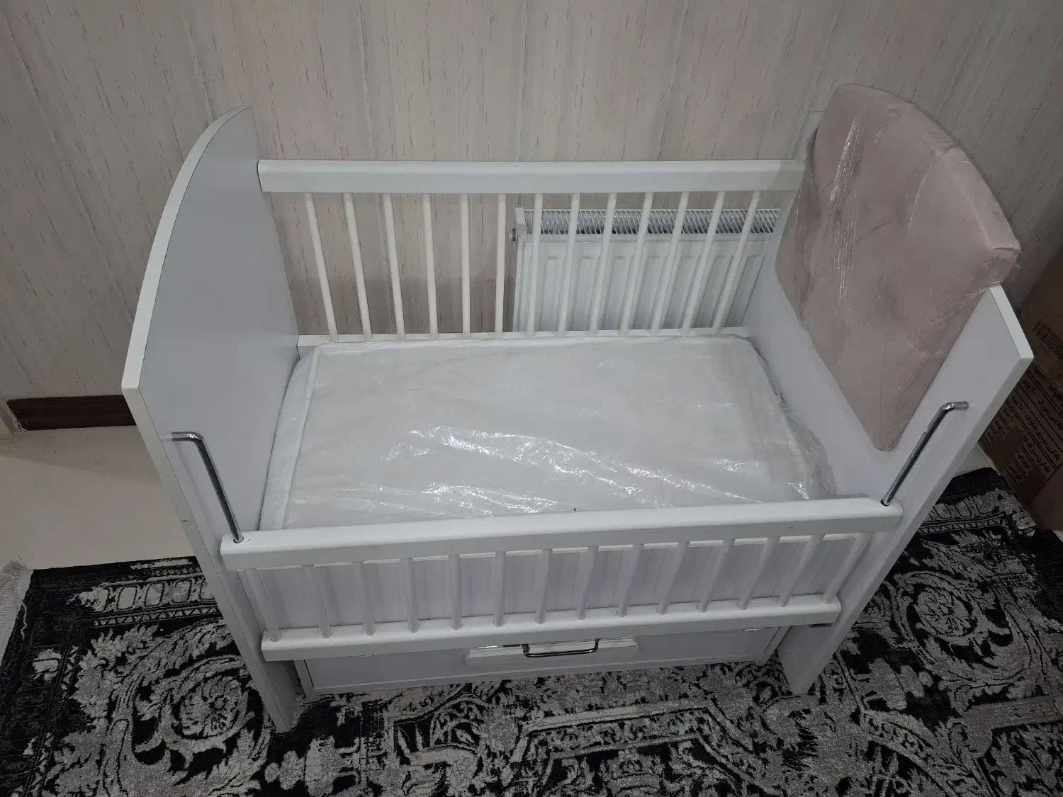 تخت کنار مادر گهواره ای در حد نو به همراه تشک|تخت و صندلی بچه|فردیس, شهرک سپاه|دیوار