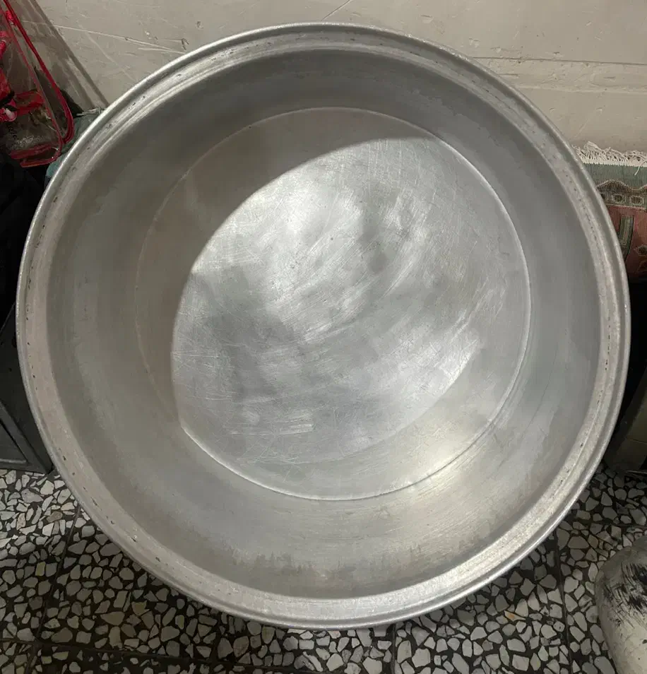 یک عدد قابلمه بزرگ|ظروف پخت‌وپز|کرمان, |دیوار